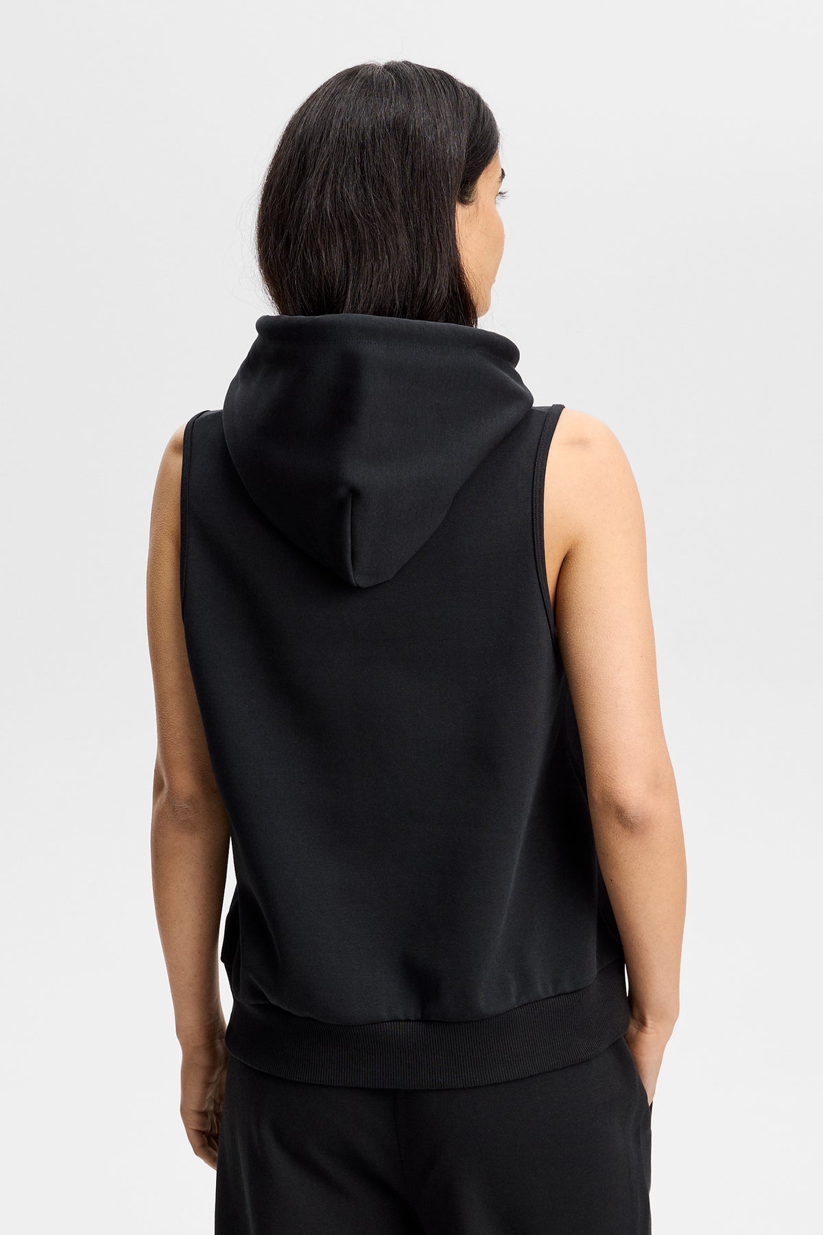 Set bagfra: Sort Sarah Sleeveless Hood med hætte, ærmeløst snit og ribkant forneden.