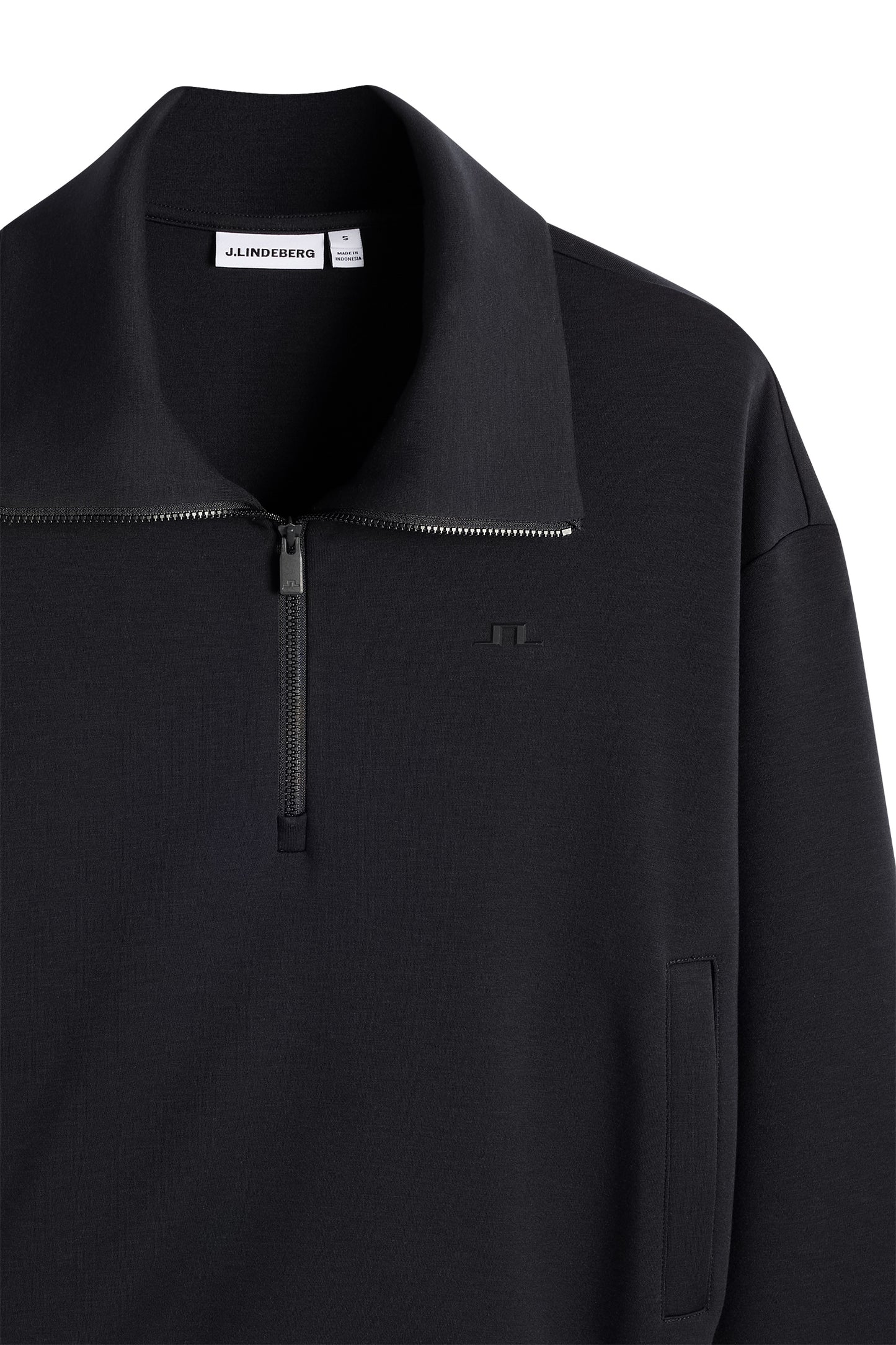 Nærbillede: Sort Funnel Zip Sweatshirt med kvart lynlås, høj krave og tonet Bridge-logo på brystet.