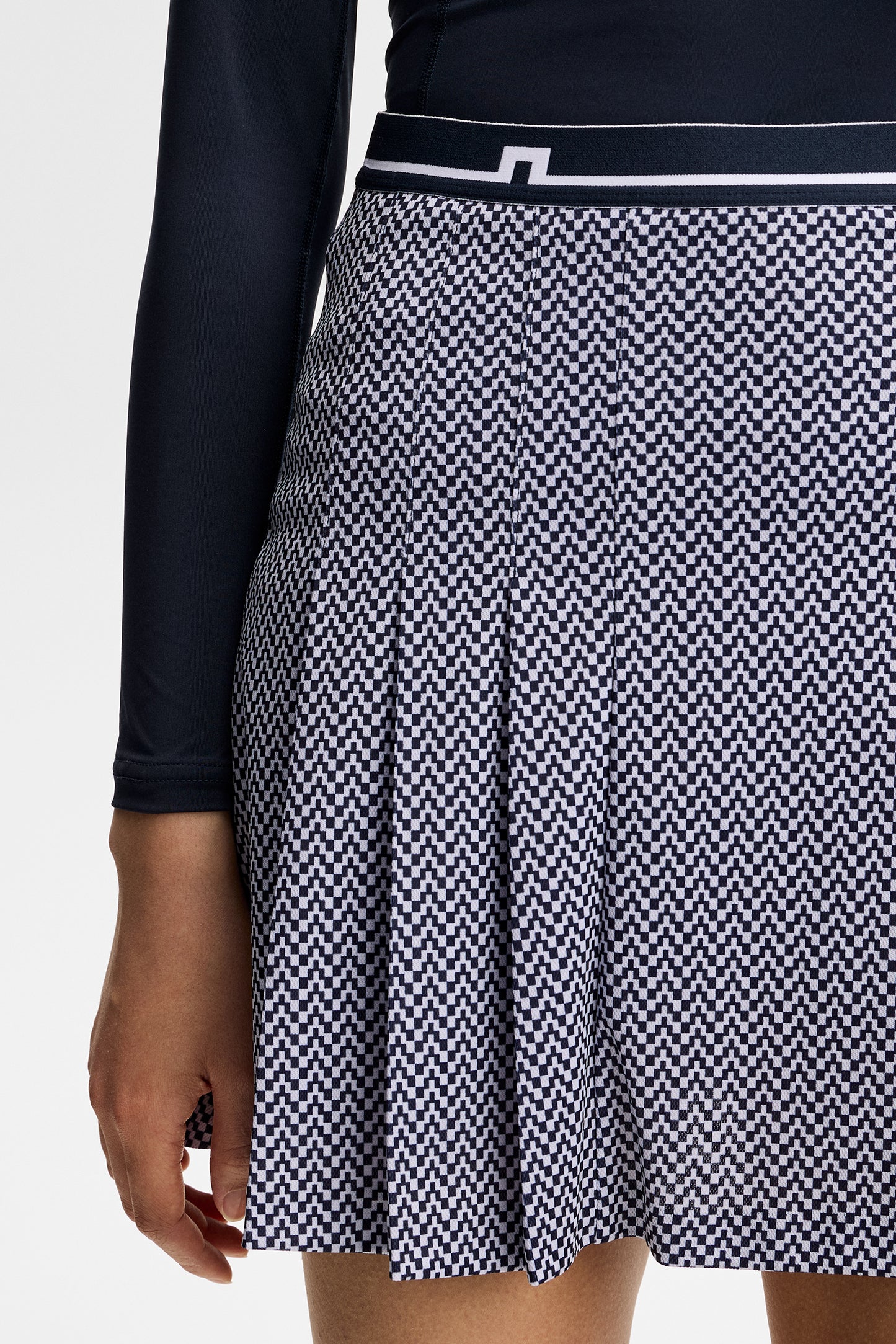 Gros plan : Harlow Print Skirt bleu marine à motif graphique, plis et logo Bridge sur la ceinture.