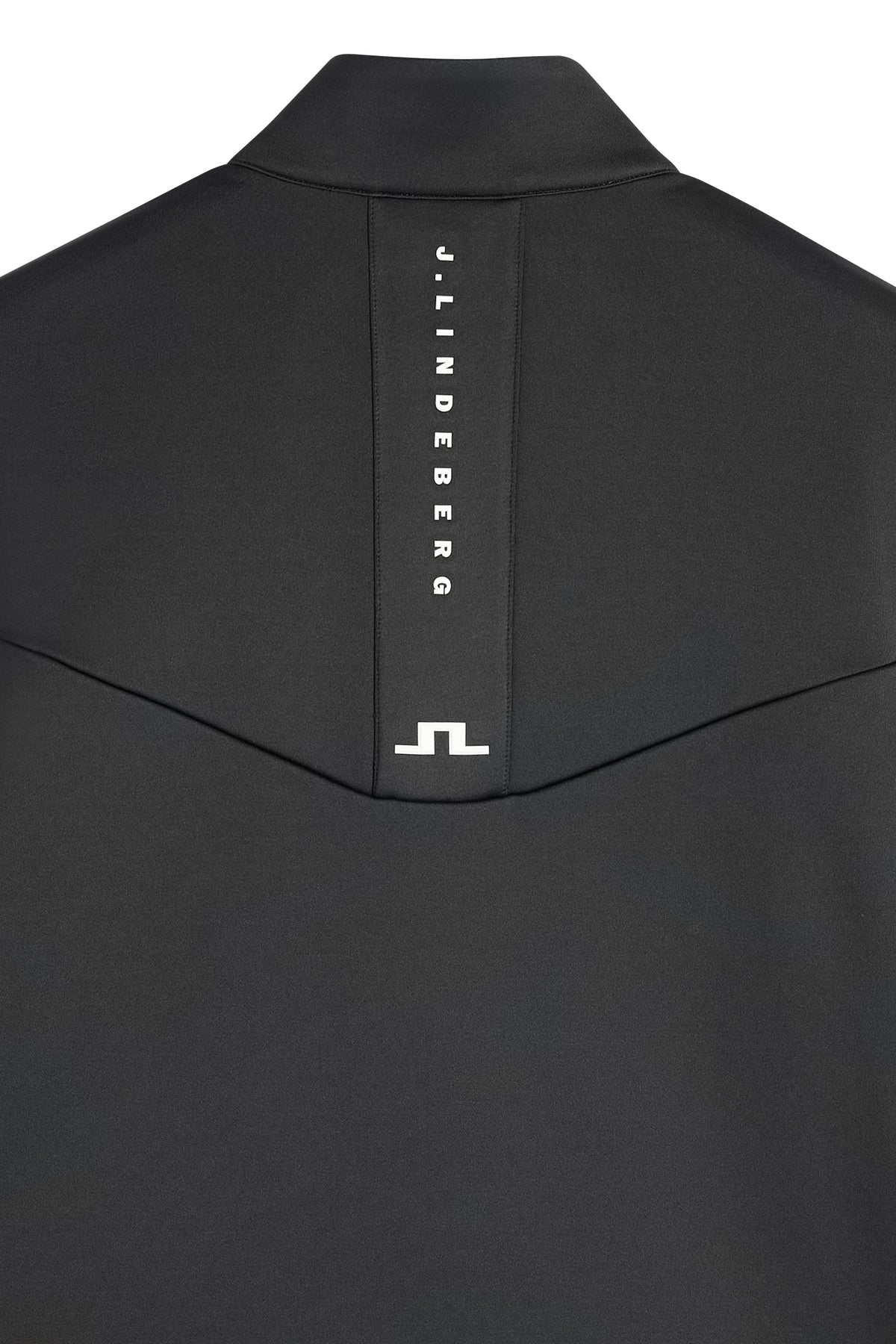 Närbild: Maclean Quarter Zip Mid Layer i Black med vertikal J.LINDEBERG-text och Bridge-logotyp på ryggen.