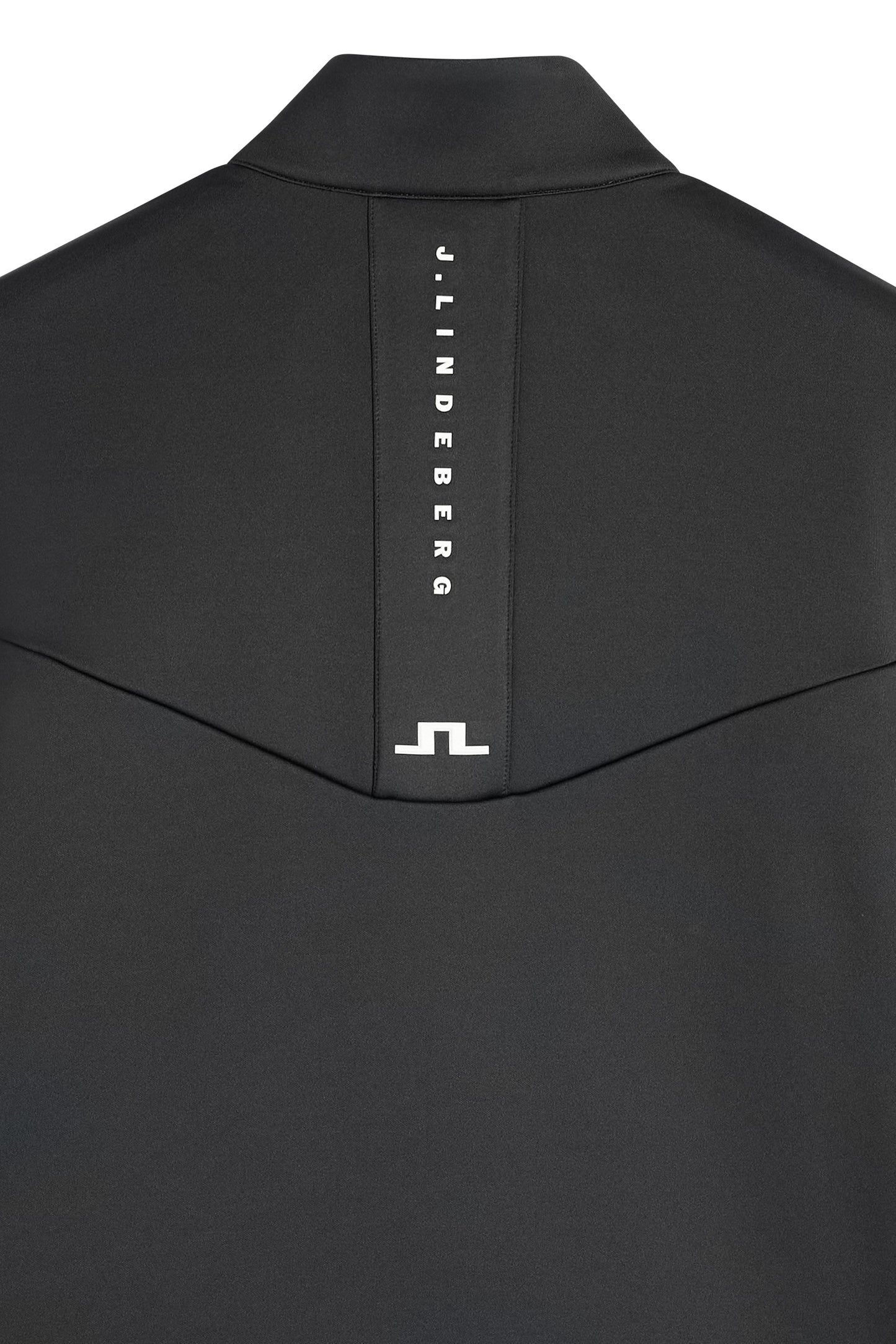 Närbild: Maclean Quarter Zip Mid Layer i Black med vertikal J.LINDEBERG-text och Bridge-logotyp på ryggen.