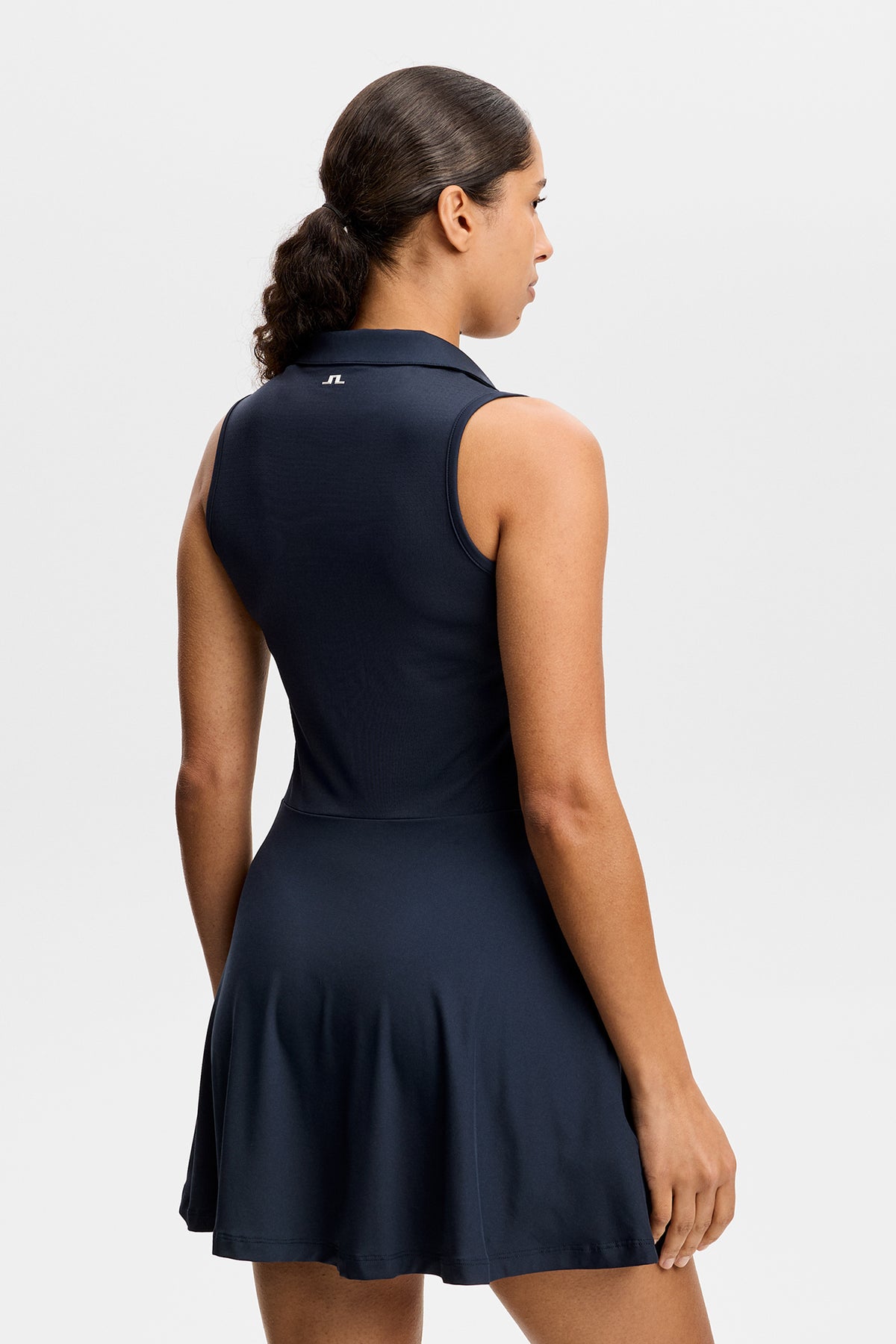 Rückansicht: Ärmelloses Dana Dress in JL Navy mit ausgestelltem Rock und weißem Bridge-Logo im Nacken.