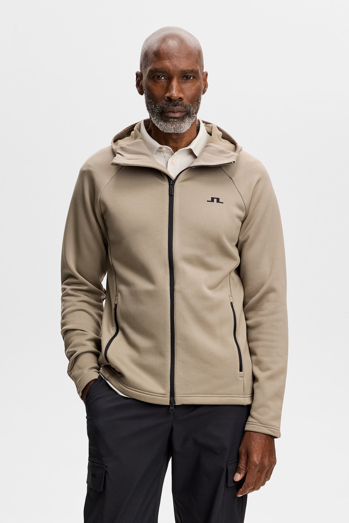 Vue de face : Pollock Polartec Hood en Brindle avec fermeture zippée, capuche et logo Bridge sur la poitrine.
