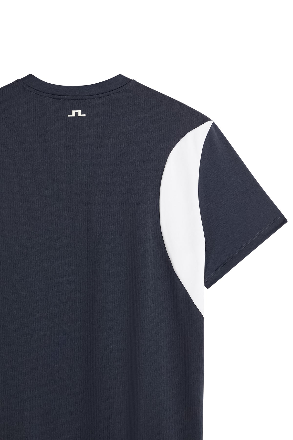 Nærbillede: Dennis T-shirt i JL Navy med netpanel på ryggen, kontrastpanel i siden og Bridge-logo.