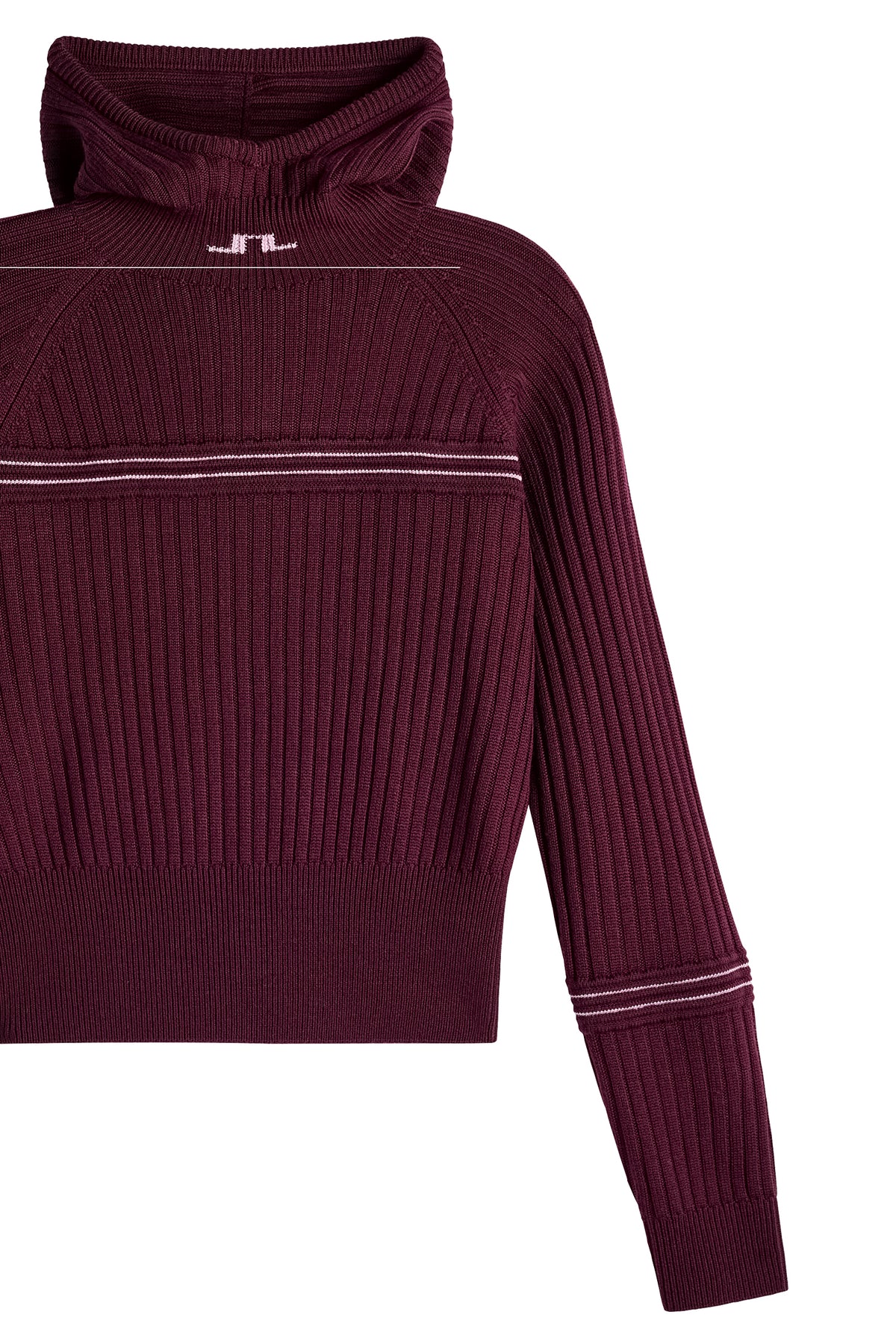 Närbild bakifrån: Hilda Knitted Rib Hoodie i Winetasting med ribbad struktur, huva och stickad Bridge-logotyp i nacken.