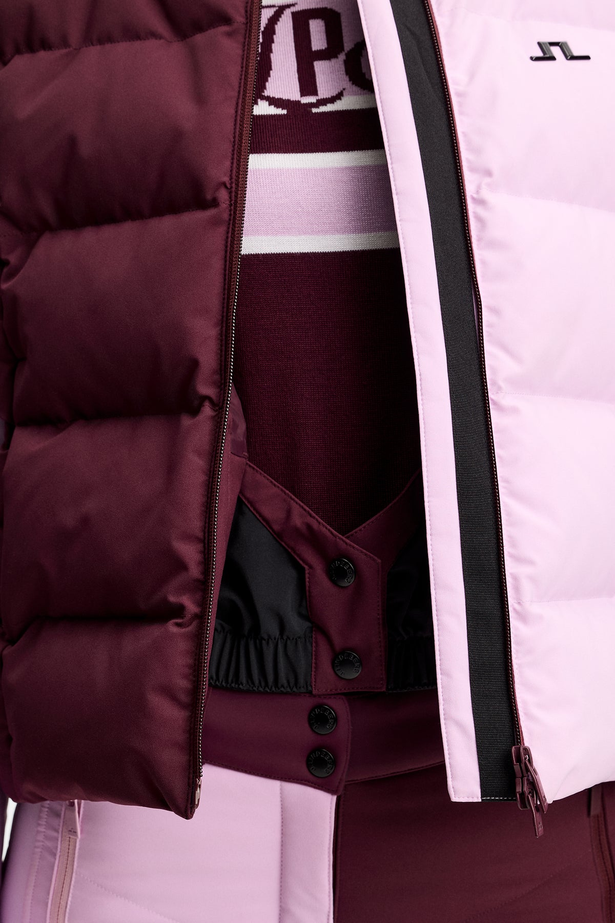Detailansicht: Nerina Blocked Down Jacket in Winetasting mit Color-Block-Design, Reißverschluss und Schneefang.