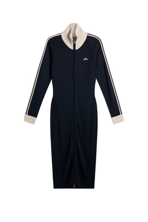 Vorderansicht: Bettina Knitted Track Dress in JL Navy mit Reißverschluss, Rippkragen und Bridge-Logo auf der Brust.