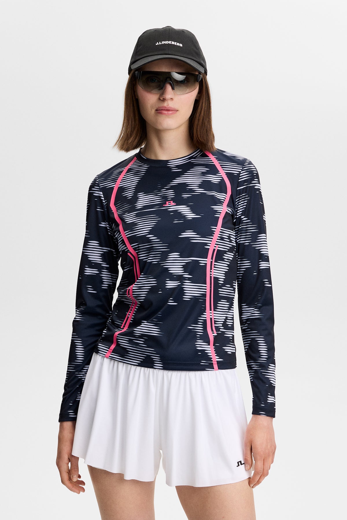 Vooraanzicht: Model draagt de Line LS Printed Top met lange mouwen, grafische print en roze contrastdetails.