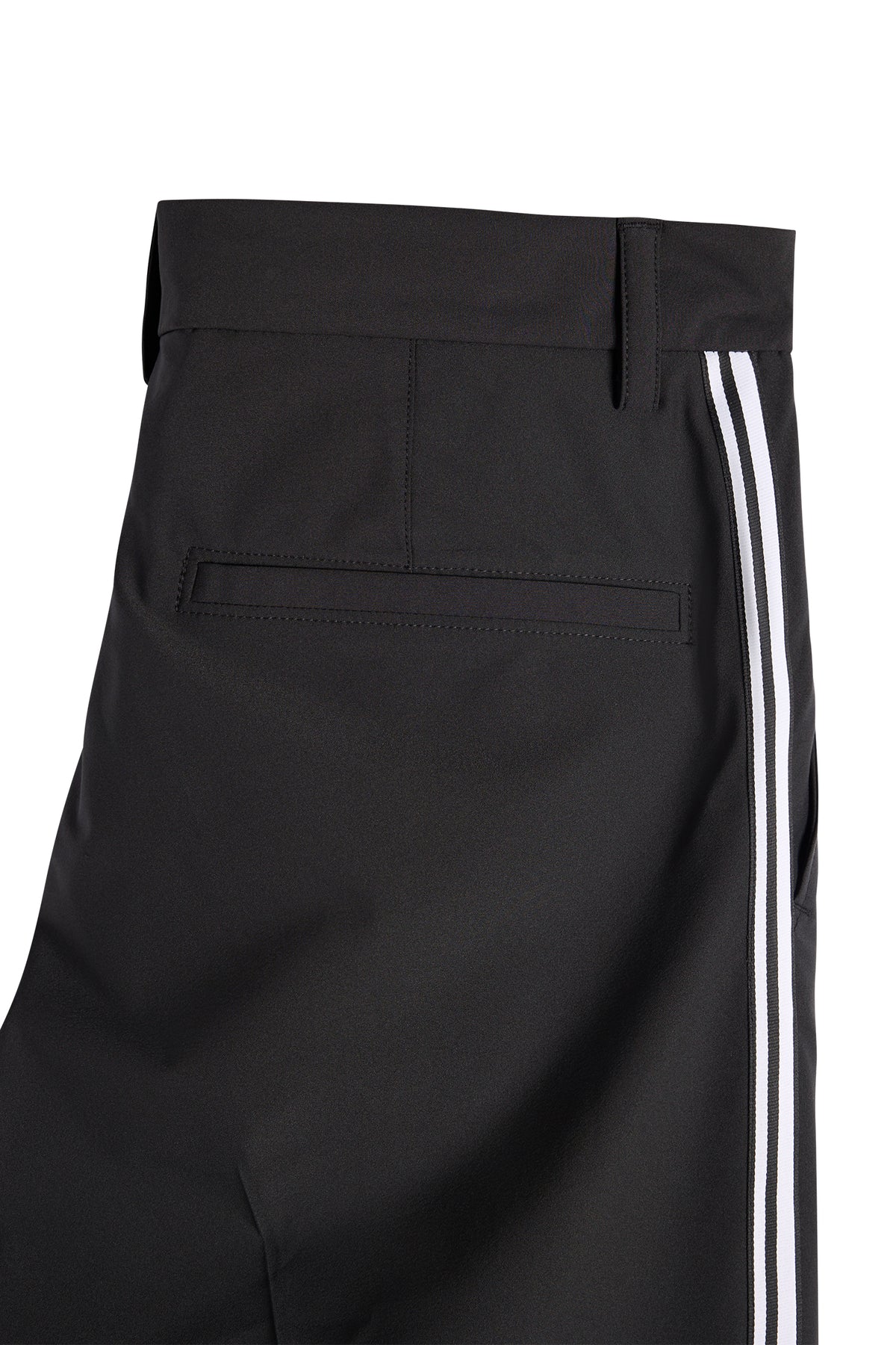 Detailansicht: Mitch Stripe Pant in Schwarz mit hinterer Leistentasche und weißen Seitenstreifen.
