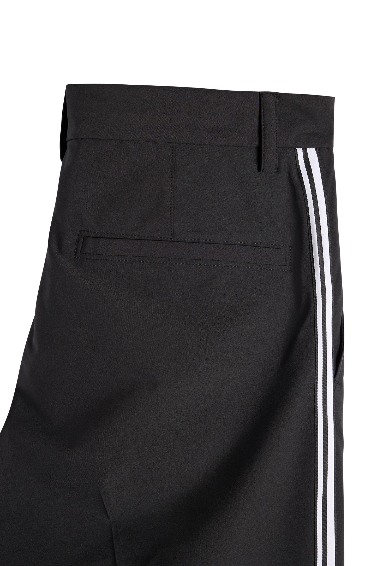 Detailansicht: Mitch Stripe Pant in Schwarz mit hinterer Leistentasche und weißen Seitenstreifen.