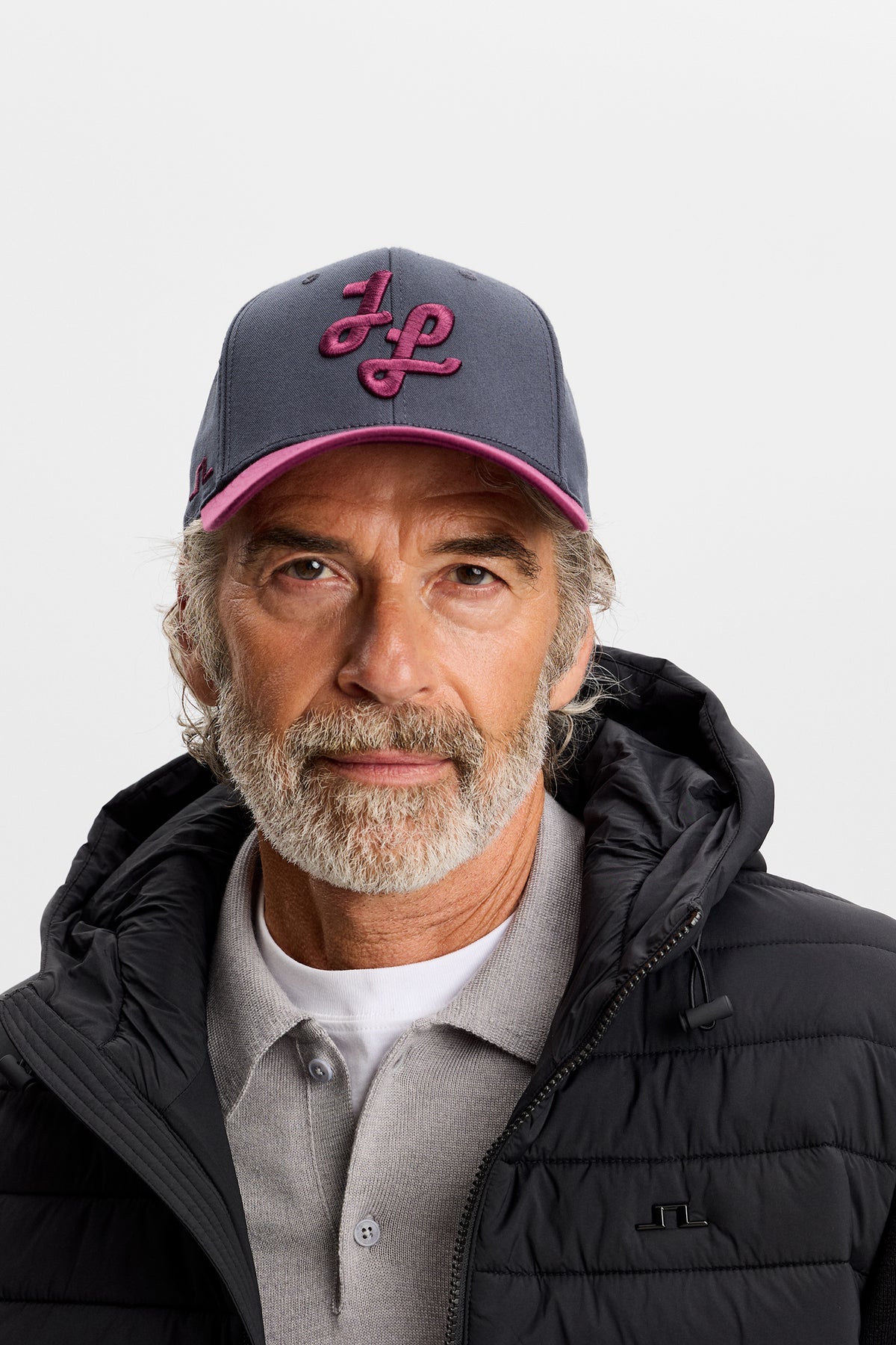 Vooraanzicht: Model draagt de Boyd Cap in JL Navy met 3D-borduurwerk op de voorkant.