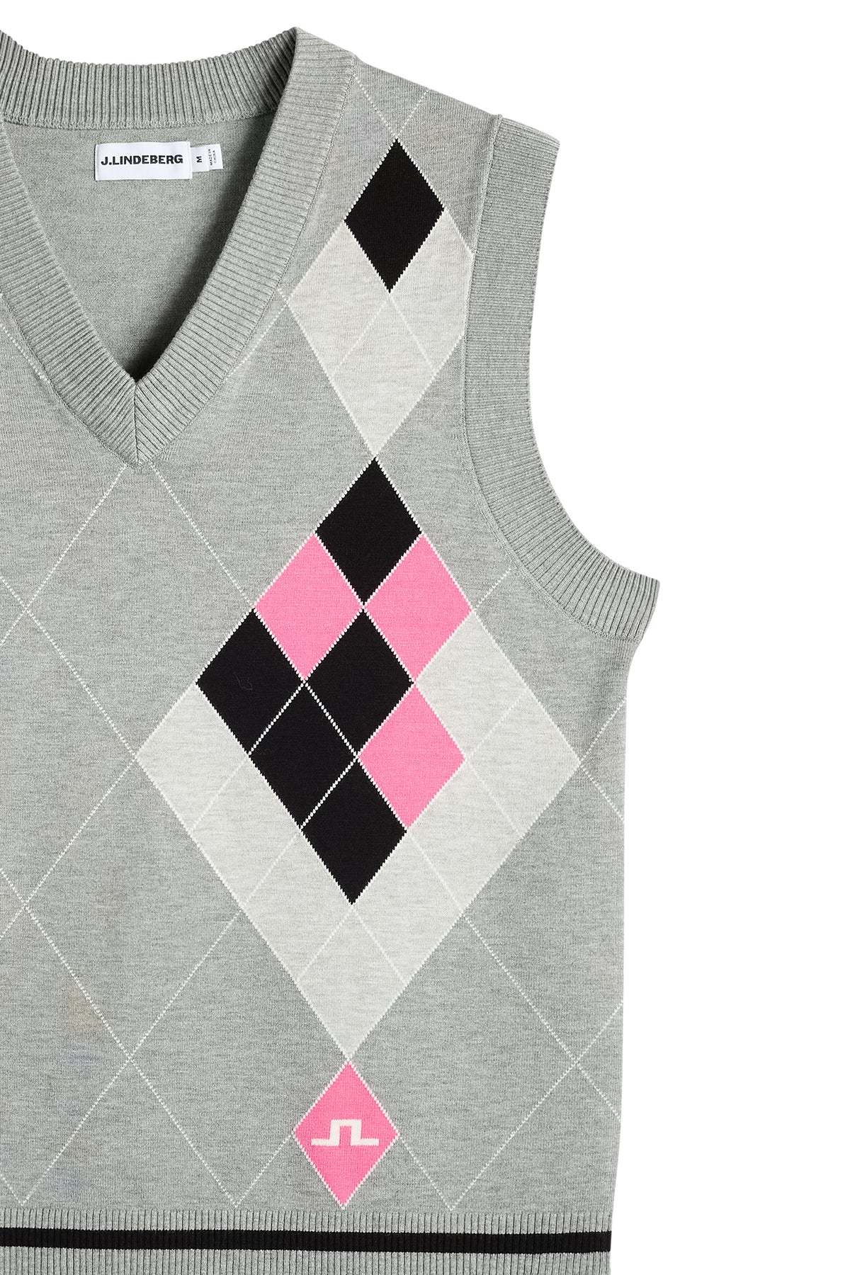 Gros plan : Anton Argyle Knit Vest gris avec motif à losanges argyle, col en V et logo Bridge.