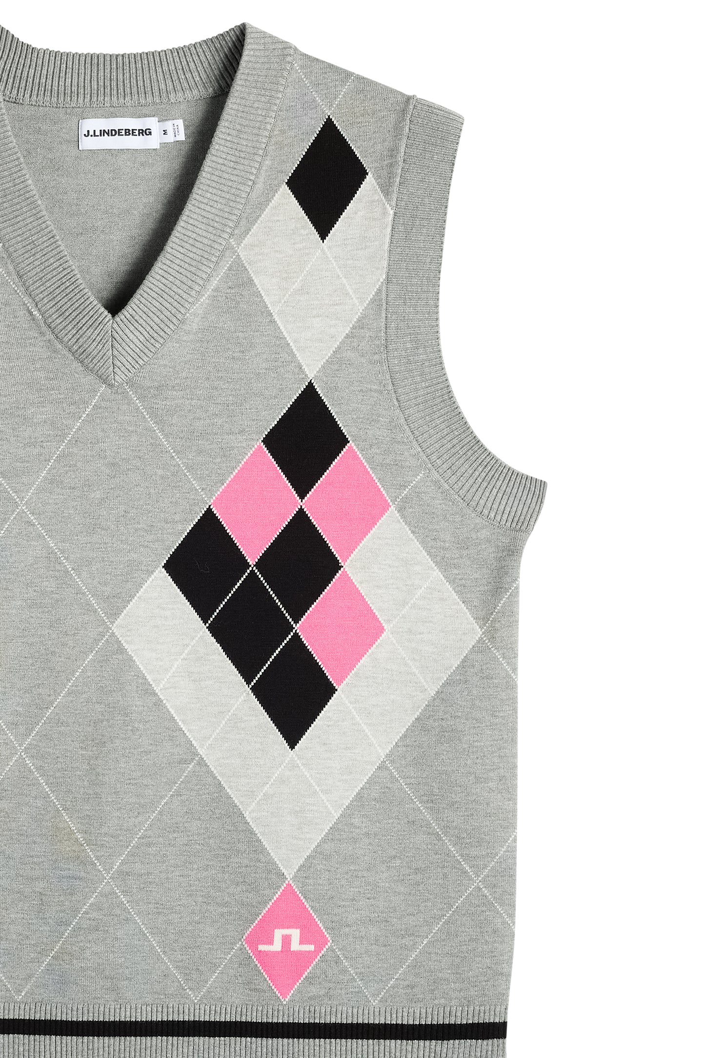 Gros plan : Anton Argyle Knit Vest gris avec motif à losanges argyle, col en V et logo Bridge.