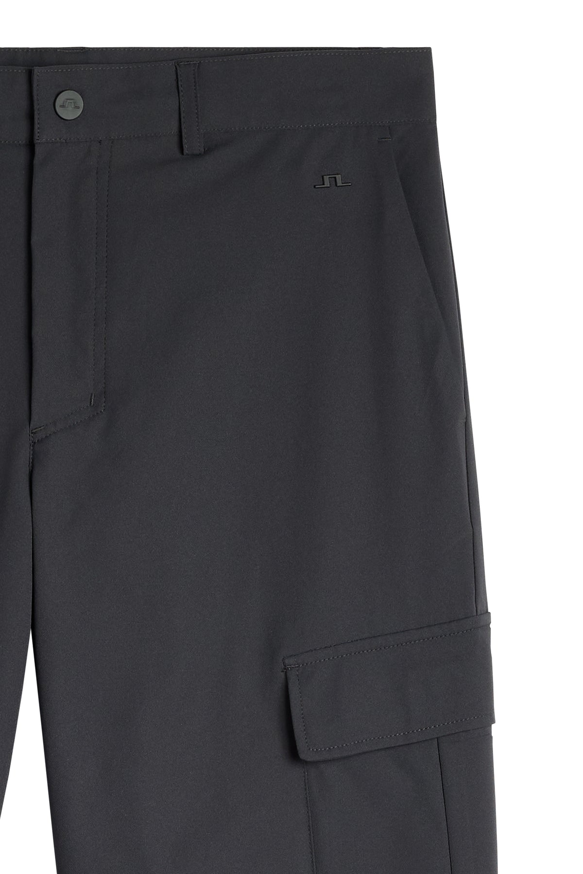 Nærbillede: Sort Logan Cargo Pant med sidelomme, nitte med Bridge-logo og cargolomme.