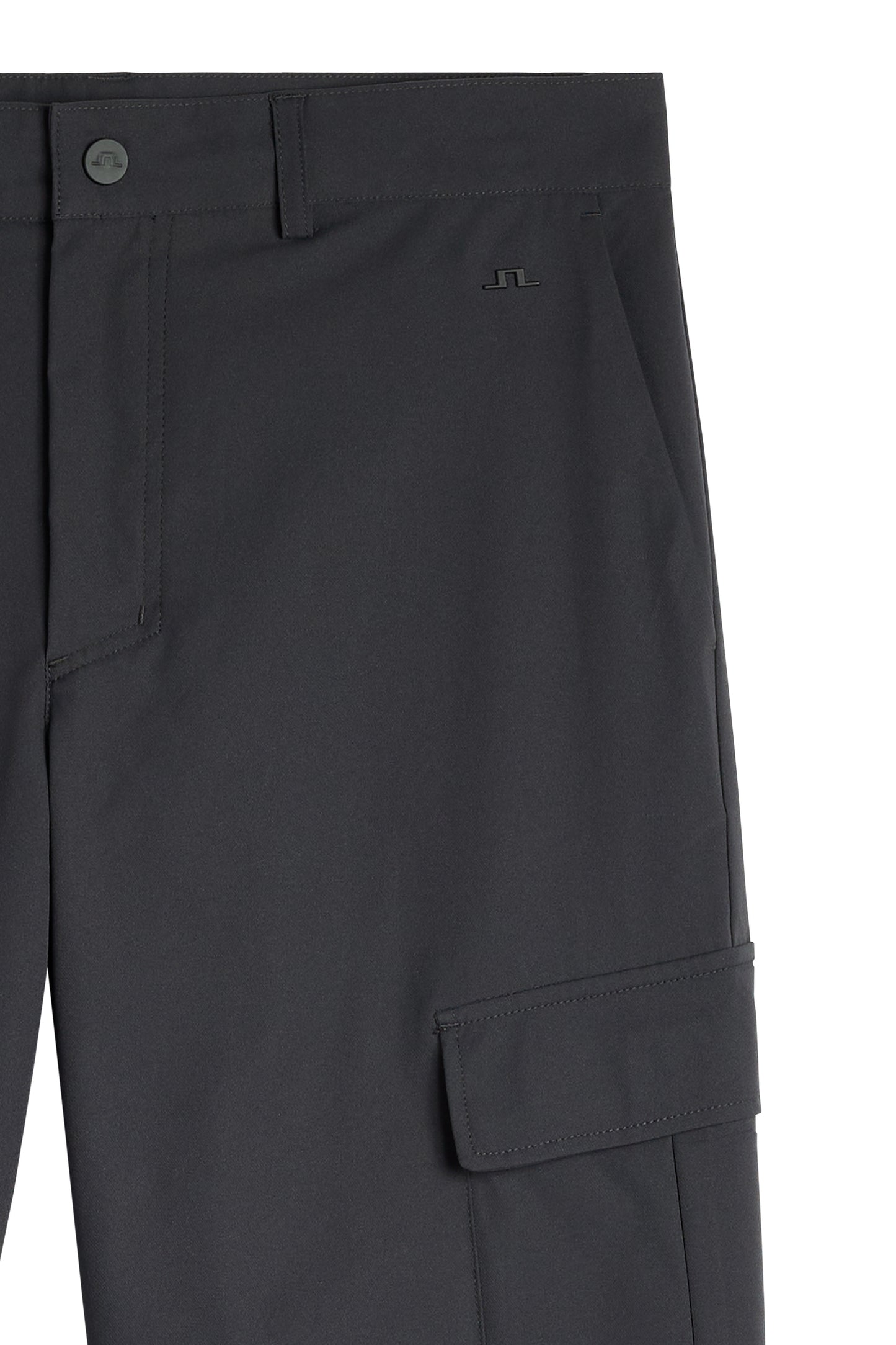 Nærbillede: Sort Logan Cargo Pant med sidelomme, nitte med Bridge-logo og cargolomme.