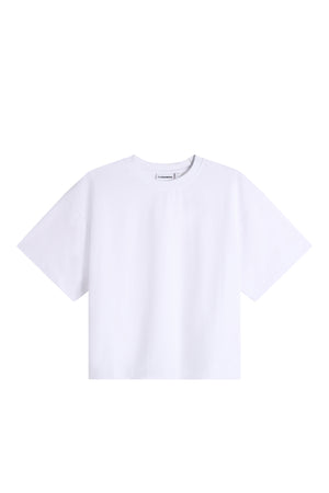 Vorderansicht: Weißes Lilja Boxy T-shirt mit kurzen Ärmeln und geripptem Rundhalsausschnitt.