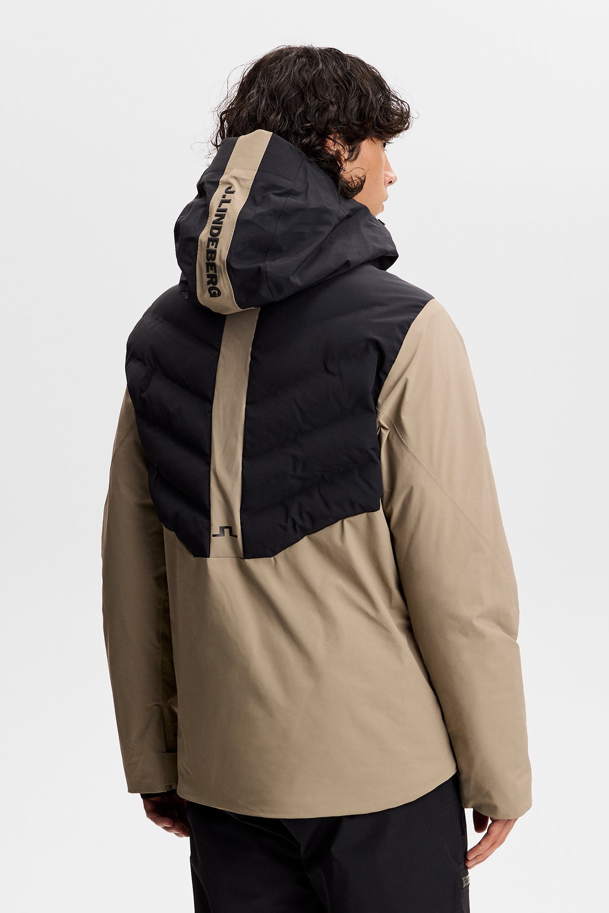 Bagfra: Blackwell Jacket i Brindle med sort quiltet rygpanel, hætte med J.LINDEBERG og Bridge-logo bagpå.