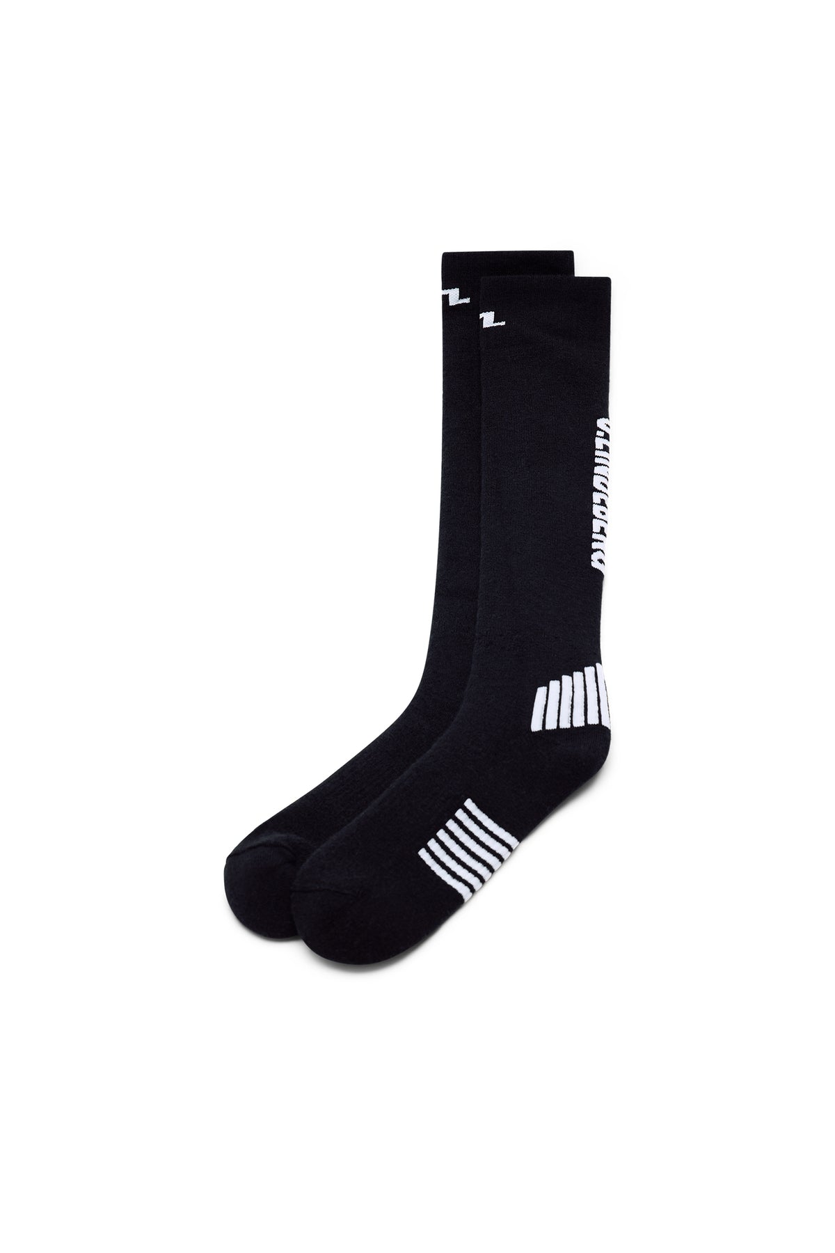 Zijaanzicht: Reynold Ski Sock in Black met wit J.LINDEBERG-logo, Bridge-logo op de boord en witte details.