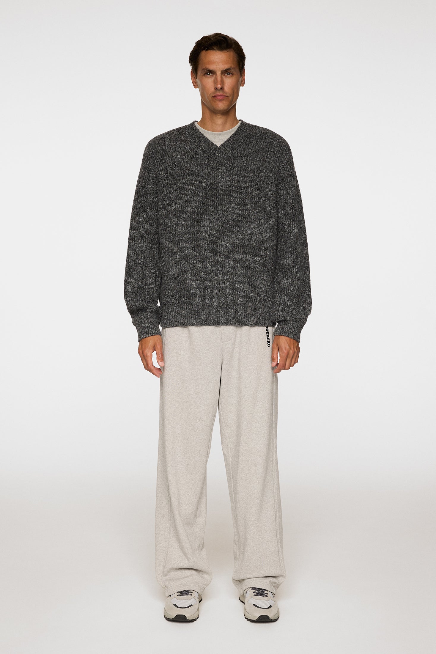 Vitor V-neck Heavy Knit / Dark Grey Melange | J.Lindeberg Official