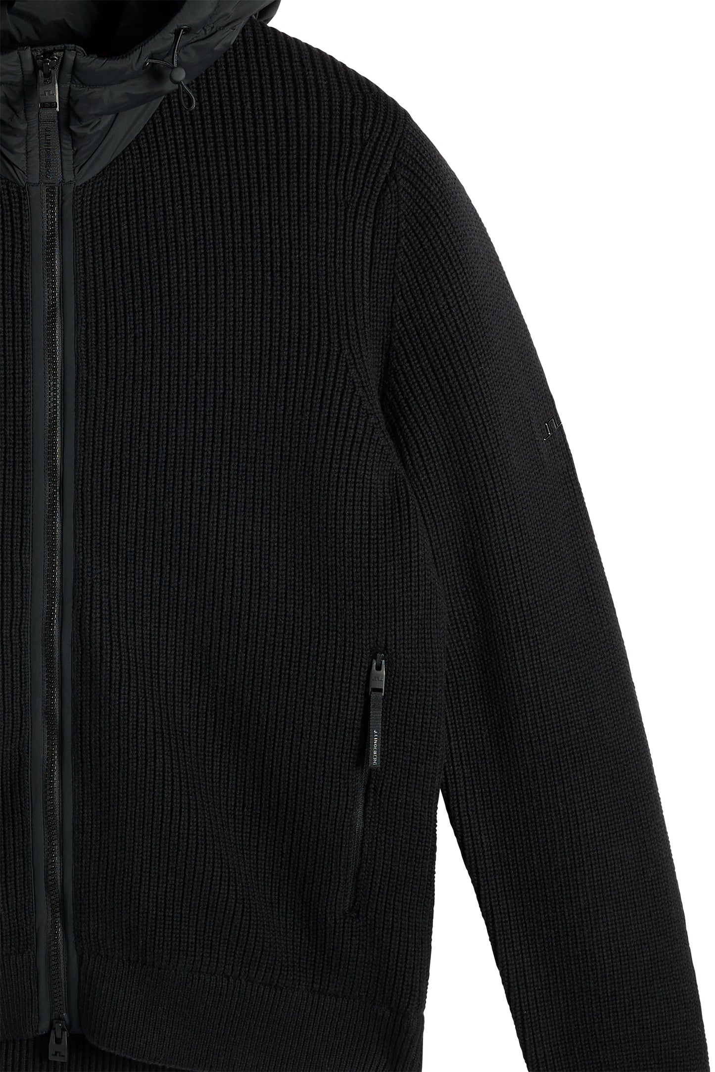 Närbild: Dorin Knit Hood Hybrid Jacket i svart med ribbstickad struktur, sidoficka med blixtlås och huva med dragsko.