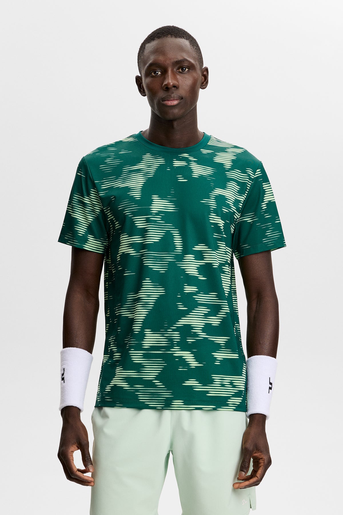 Vorderansicht: Grünes Josip Printed T-Shirt mit Allover-Muster und Rundhalsausschnitt an einem Model.