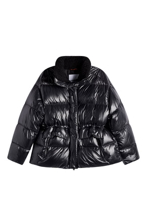 Vorderansicht: Schwarze Ventra Down Jacket mit glänzender Steppung, weichem Teddy-Innenkragen und Taillenzug.