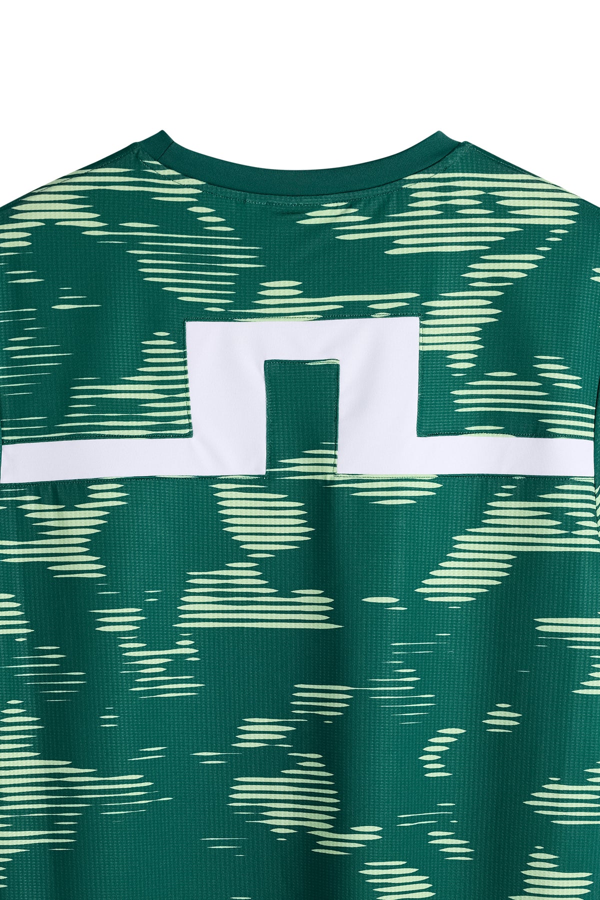 Detailansicht: Grünes Josip Printed T-Shirt mit weißem Bridge-Einsatz am oberen Rücken.