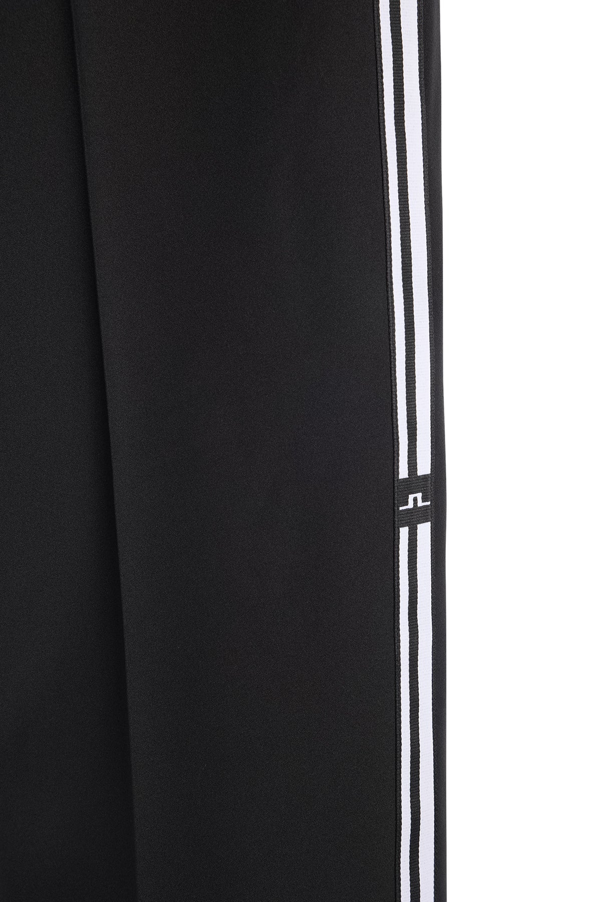 Detailansicht: Schwarze Mitch Stripe Pant mit weißen Seitenstreifen und Bridge-Logo.