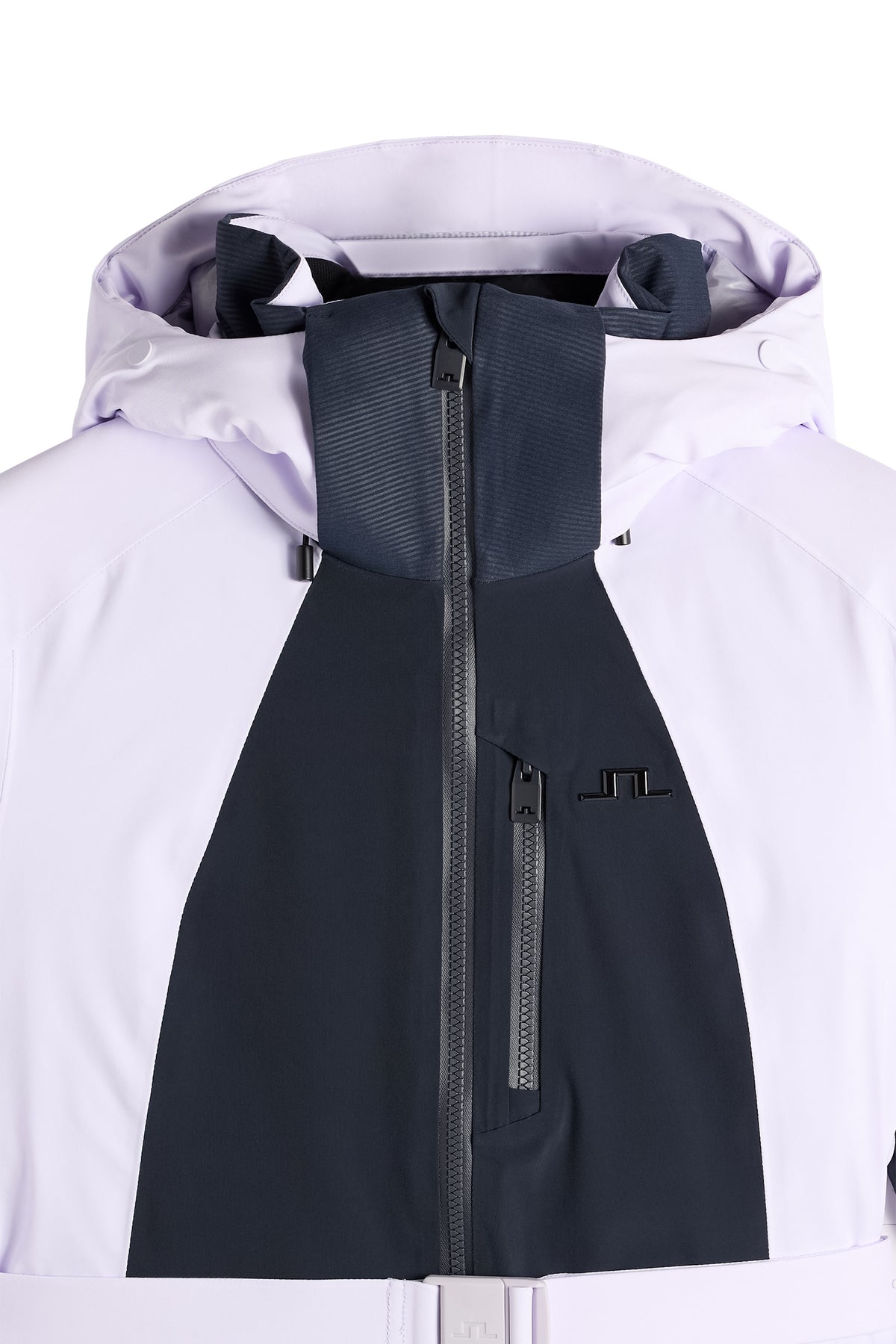 Detailansicht: Soleil Down Jacket in Purple Heather mit Kapuze, Reißverschlusstasche und Bridge-Logo auf der Brust.