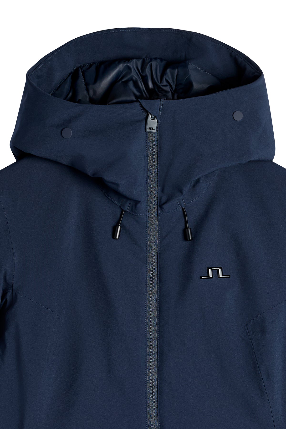 Detailansicht: Lilia Jacket in JL Navy mit Kapuze, Kordelzug, Reißverschluss und Bridge-Logo auf der Brust.