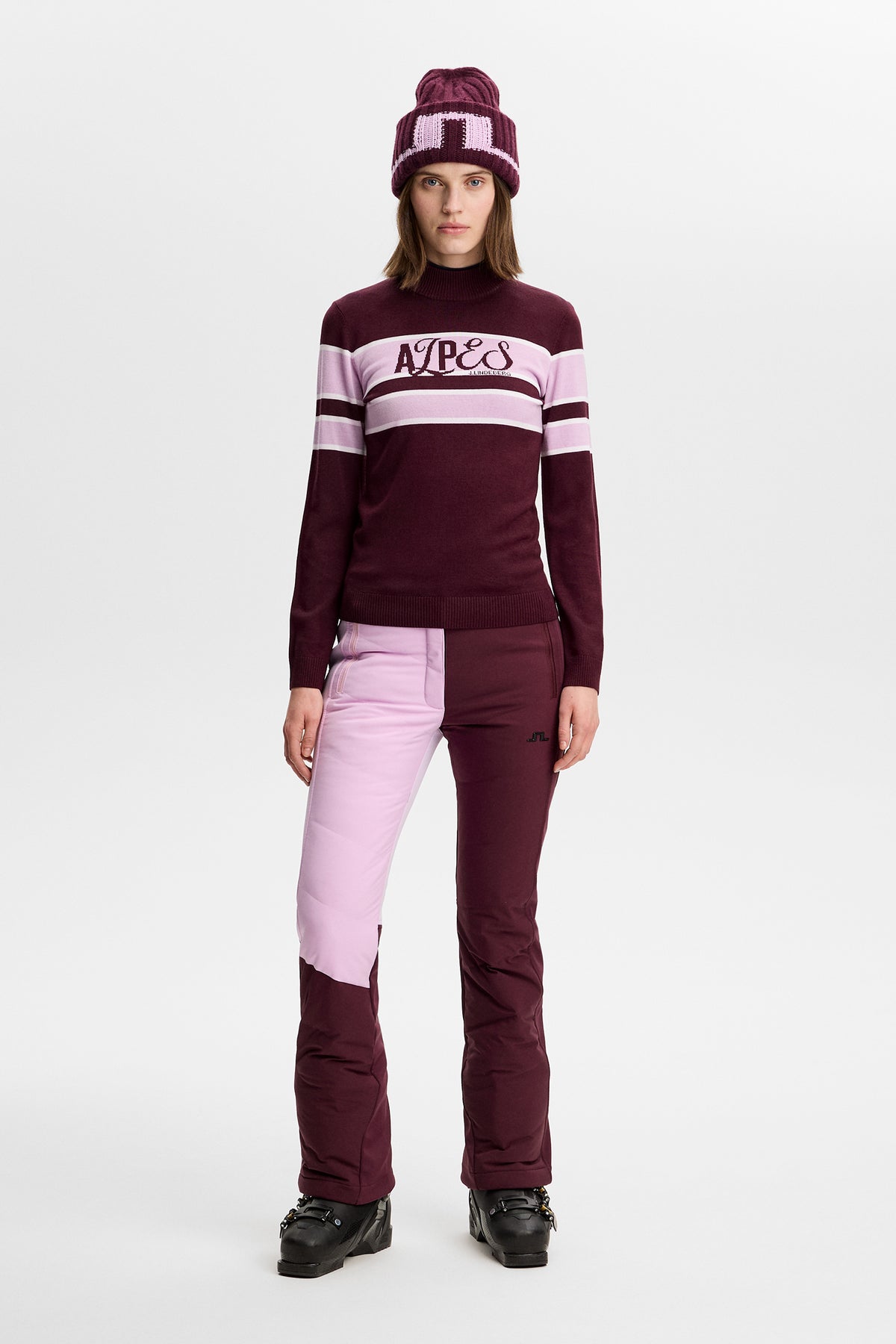 Vorderansicht: Yara Blocked Down Pant in Winetasting mit Color-Block-Design an einem Model.