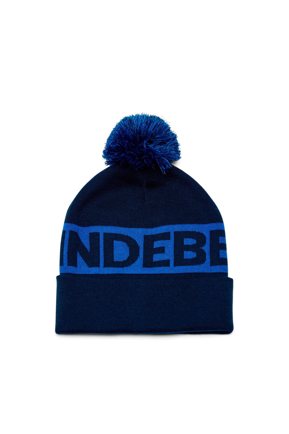 Vorderansicht: Tilo Beanie in JL Navy mit Bommel, Umschlag und eingestricktem Logo-Schriftzug.