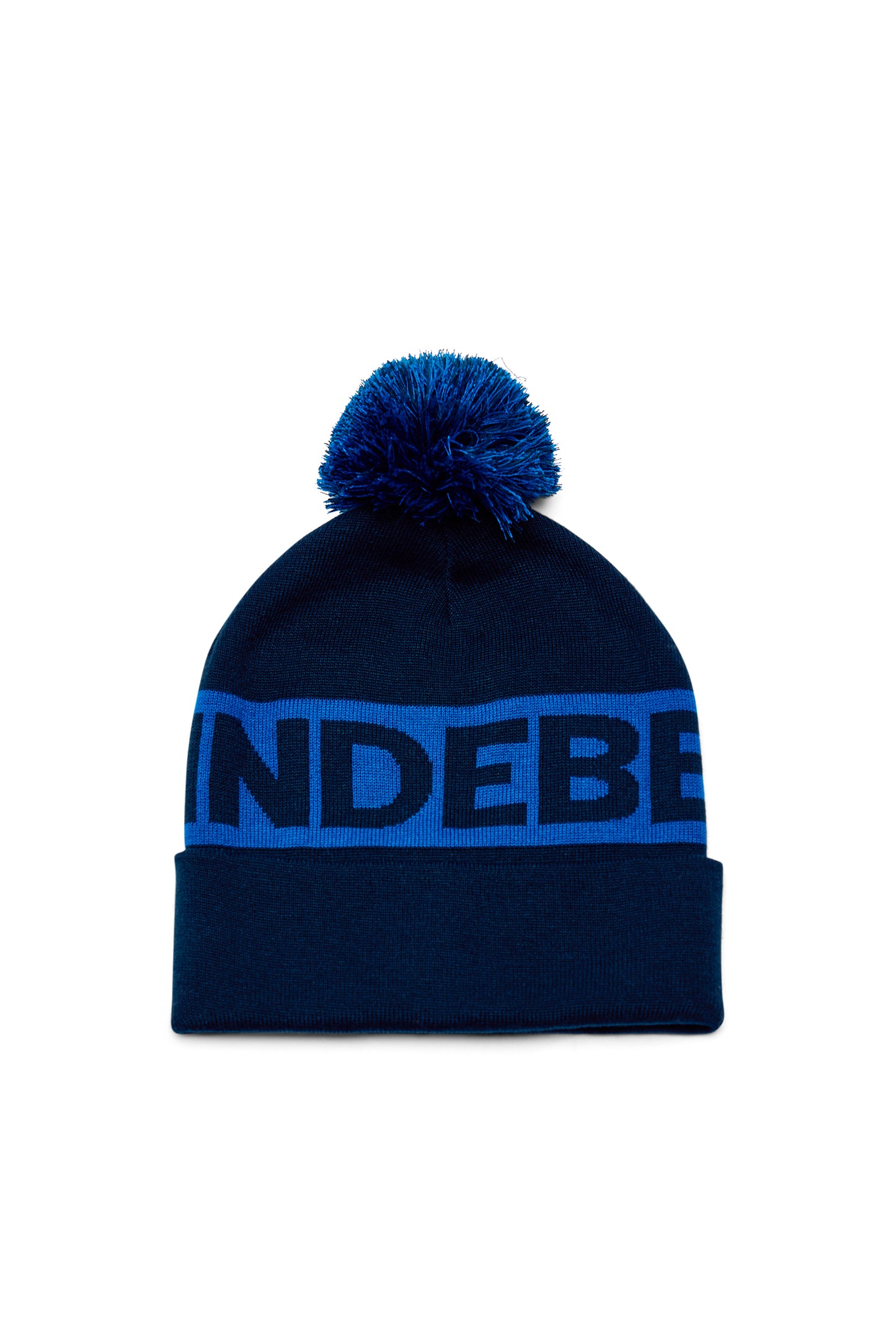 Vorderansicht: Tilo Beanie in JL Navy mit Bommel, Umschlag und eingestricktem Logo-Schriftzug.