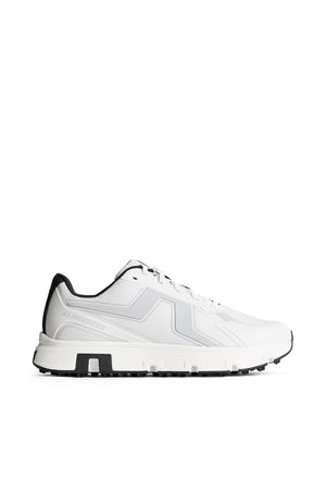 Seitenansicht: Weißer Vent 500 SE Golf Sneaker W mit seitlichem J.LINDEBERG-Schriftzug und profilierter Sohle.