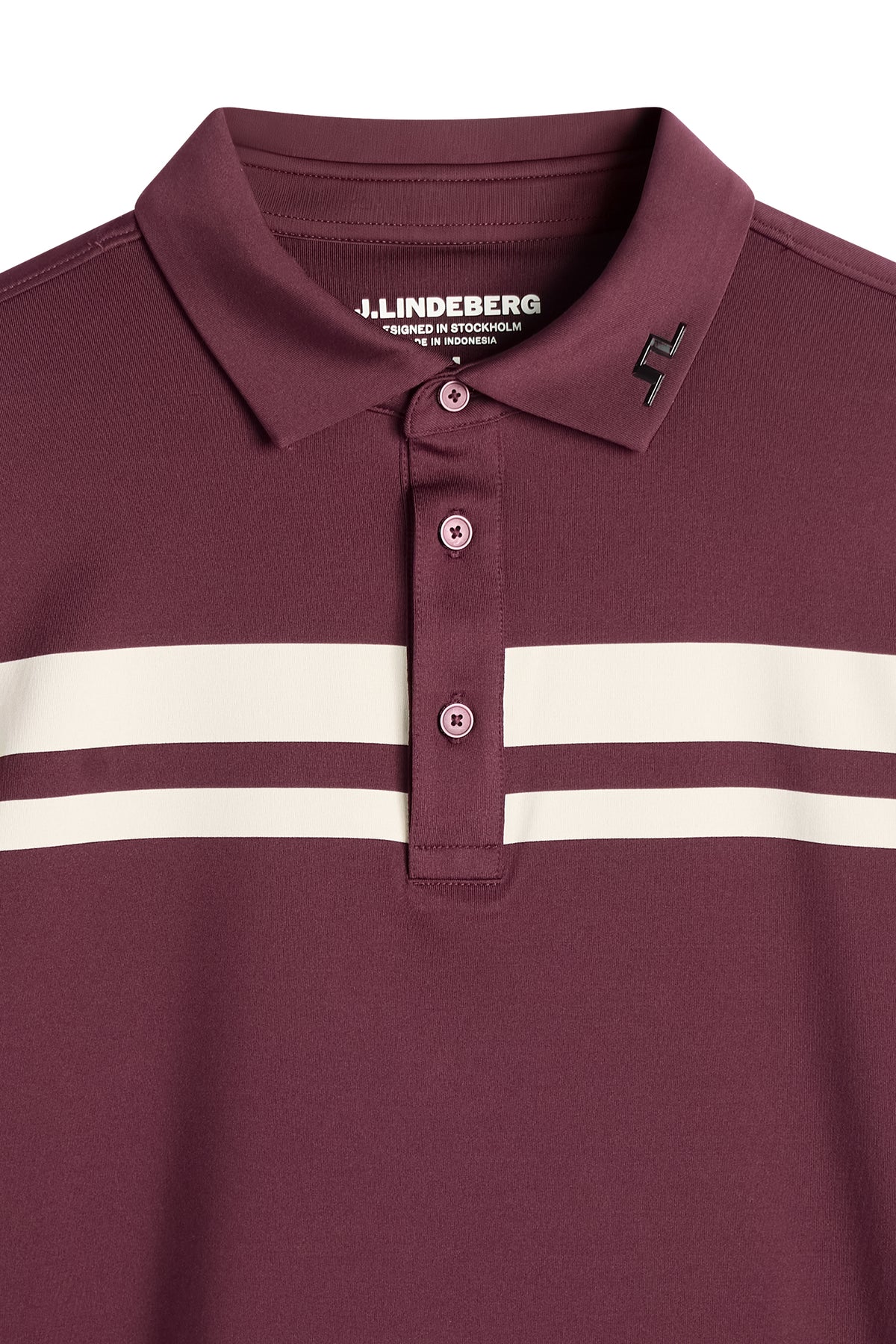 Nærbillede: Kenny LS Stripe Polo i vinrød med hvide striber over brystet, knapstolpe og Bridge-logo på kraven.