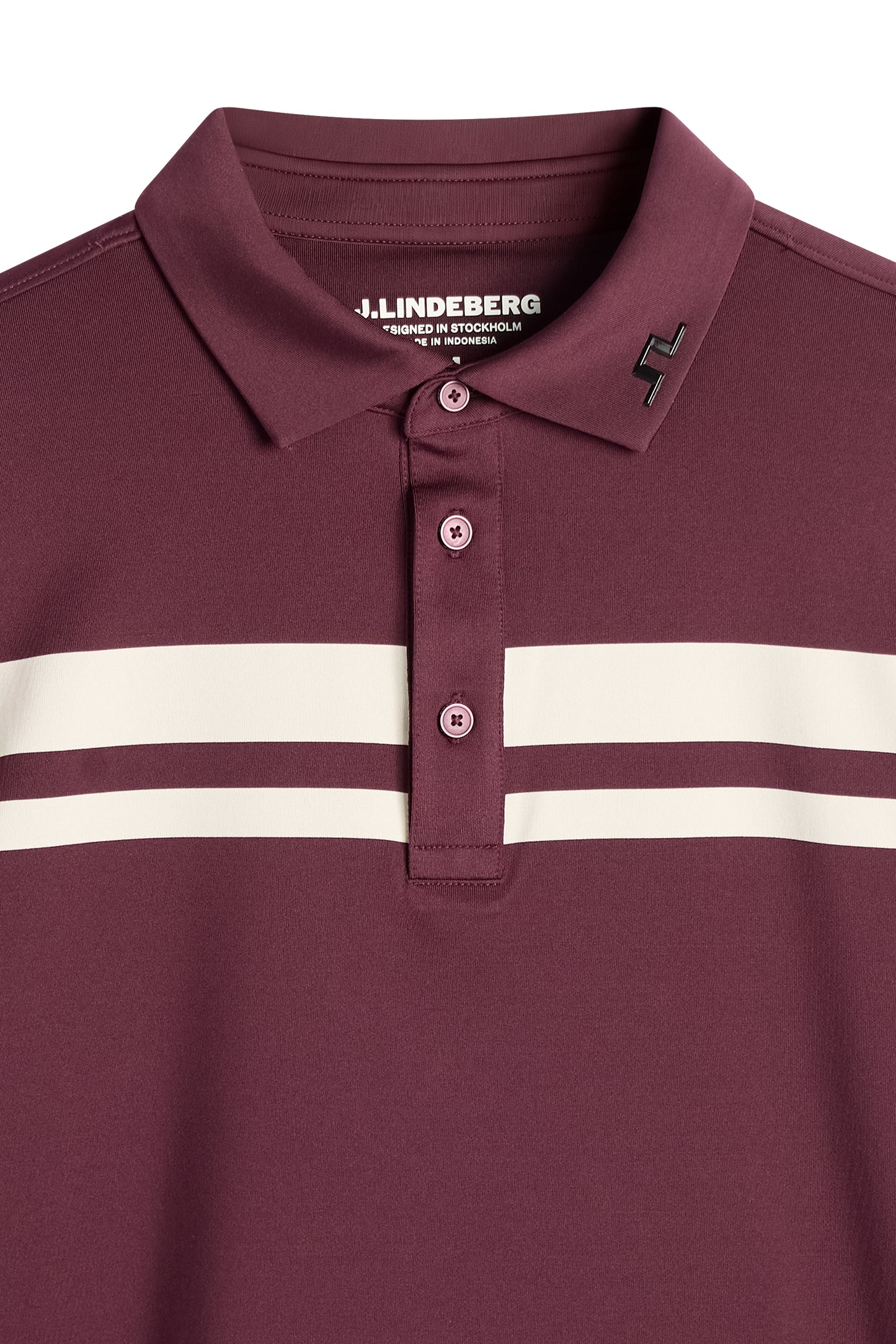 Nærbillede: Kenny LS Stripe Polo i vinrød med hvide striber over brystet, knapstolpe og Bridge-logo på kraven.