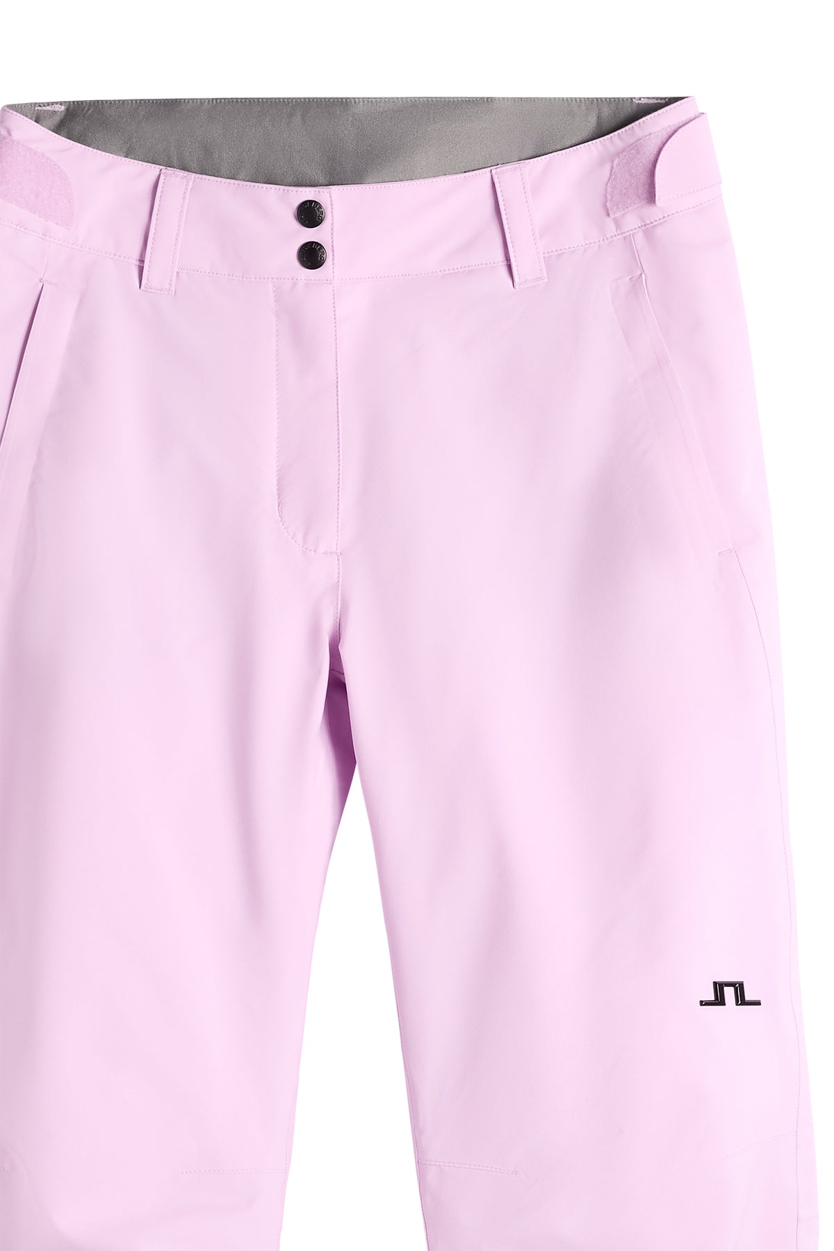 Detailansicht: Moeva Pant in Orchid Bouquet mit Knöpfen am Bund, Gürtelschlaufen und Bridge-Logo auf dem Bein.
