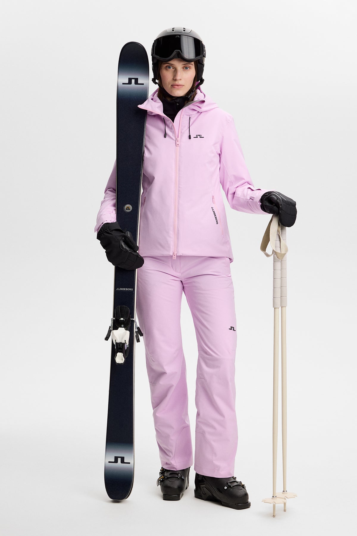 Helbillede: Lilia Jacket i Orchid Bouquet med hætte, lynlås og Bridge-logo på brystet, stylet med skibukser.