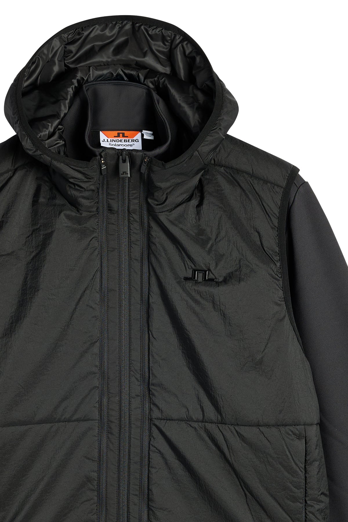 Detailansicht: M Solarcore 3 in 1 Jacket in Schwarz mit Kapuze, Reißverschluss und Bridge-Logo auf der Brust.