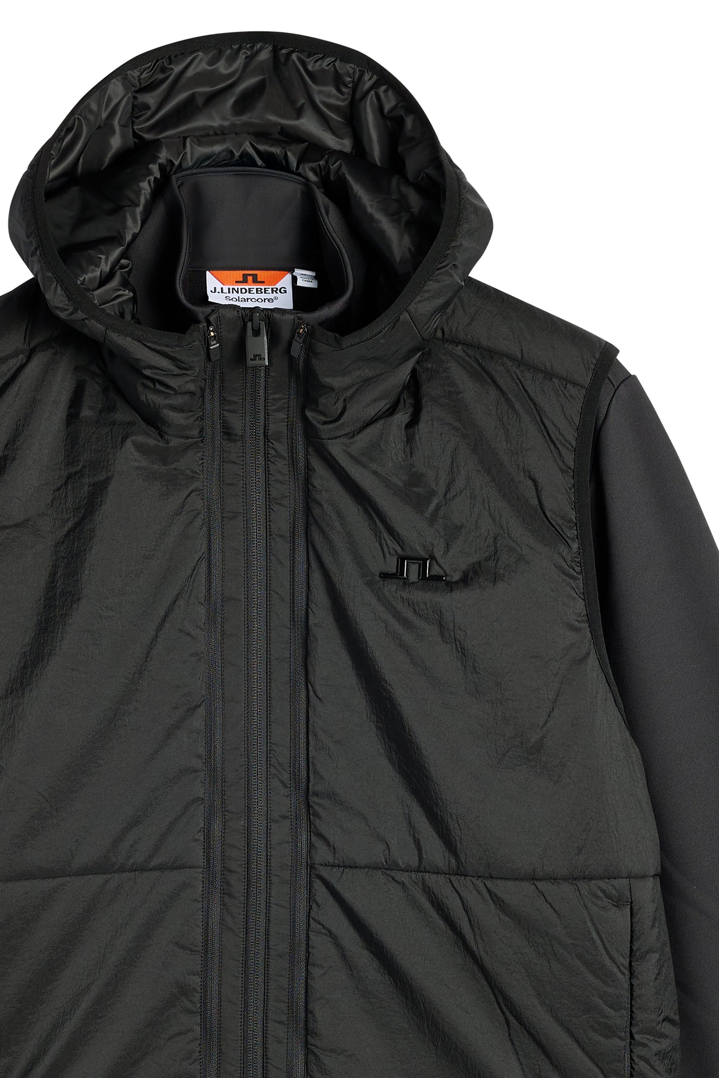Detailansicht: M Solarcore 3 in 1 Jacket in Schwarz mit Kapuze, Reißverschluss und Bridge-Logo auf der Brust.