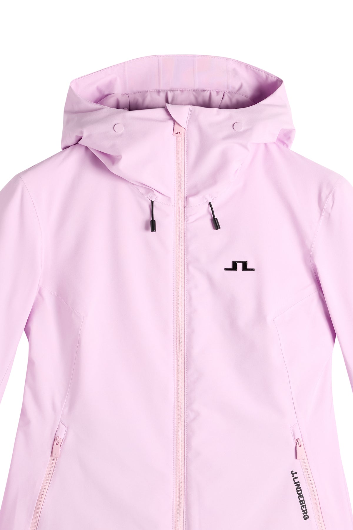 Nærbillede: Lilia Jacket i Orchid Bouquet med hætte, lynlås foran og sort Bridge-logo på brystet.