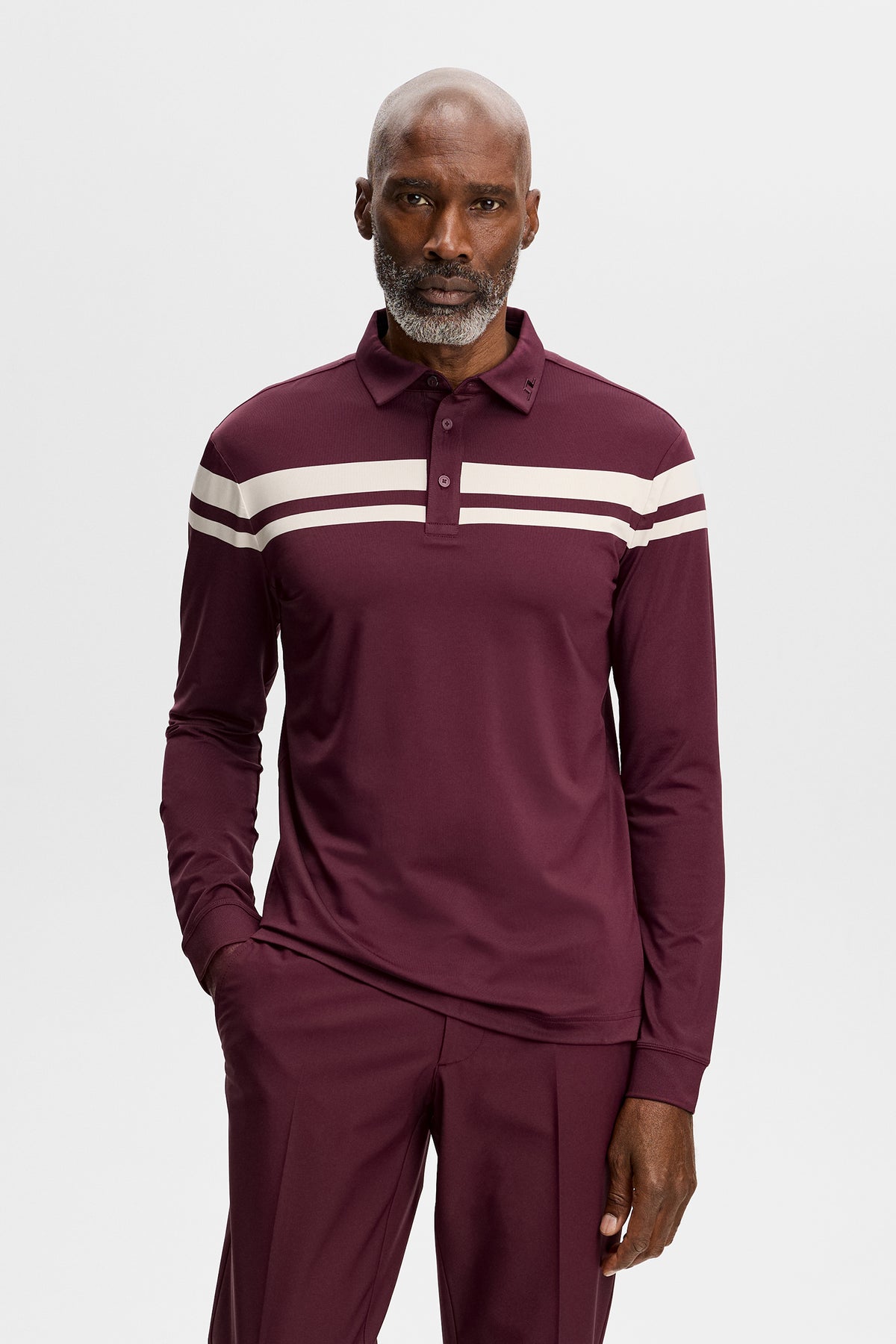Set forfra: Vinrød Kenny LS Stripe Polo med hvide striber over brystet, polokrave og lange ærmer.