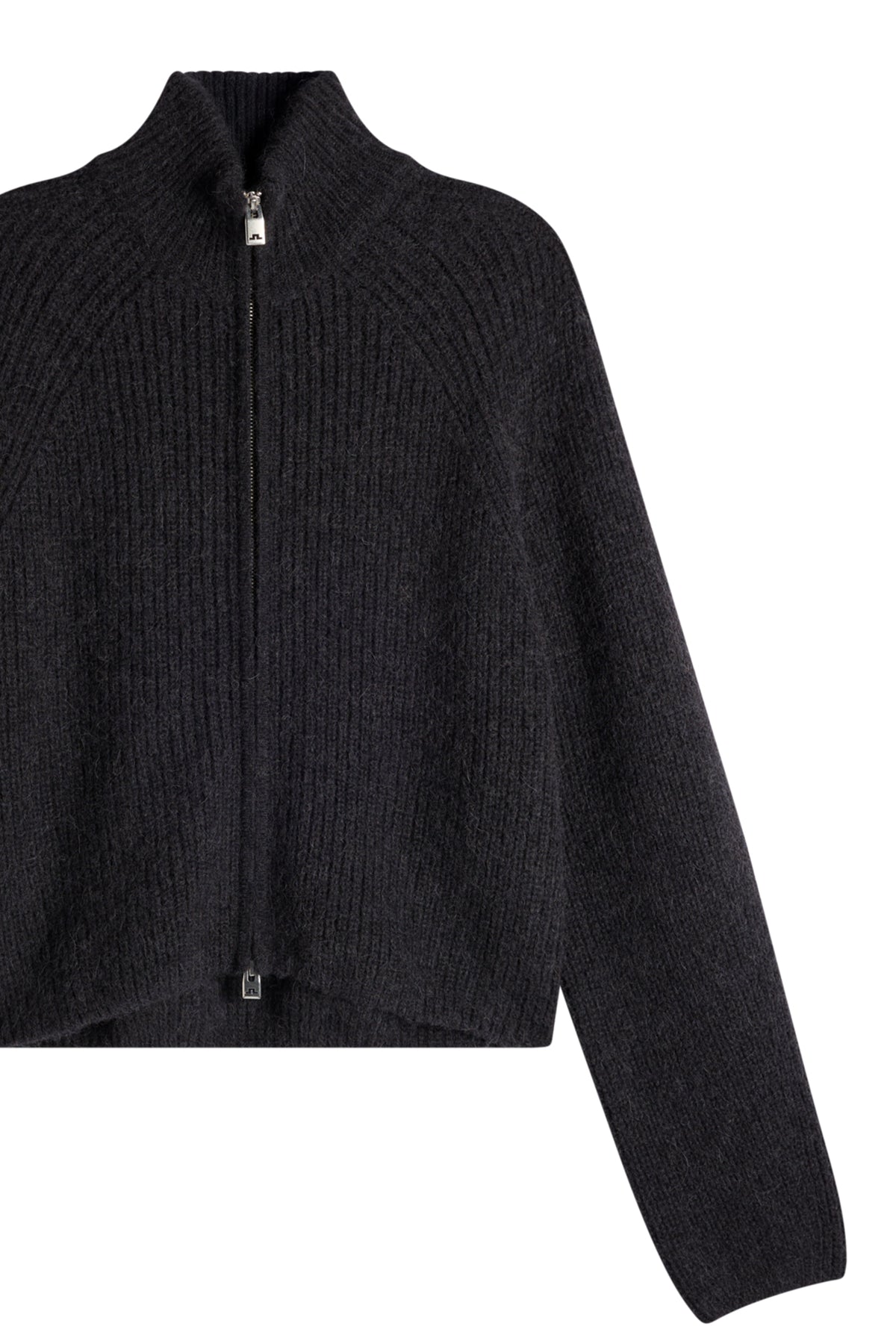 Nærbilde: Svart Whitney Rib Knit Full Zip med toveis glidelås, ribbestrikk og Bridge-logo på glidelåsdrageren.