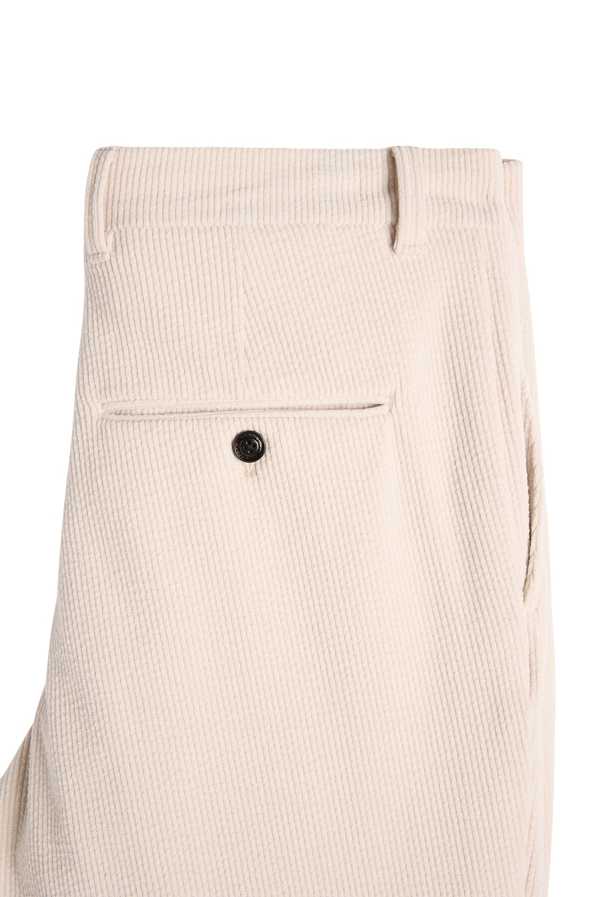 Närbild bakifrån: Logan Drape Cord Pants i off-white med ribbad manchesterstruktur och bakficka med knapp.