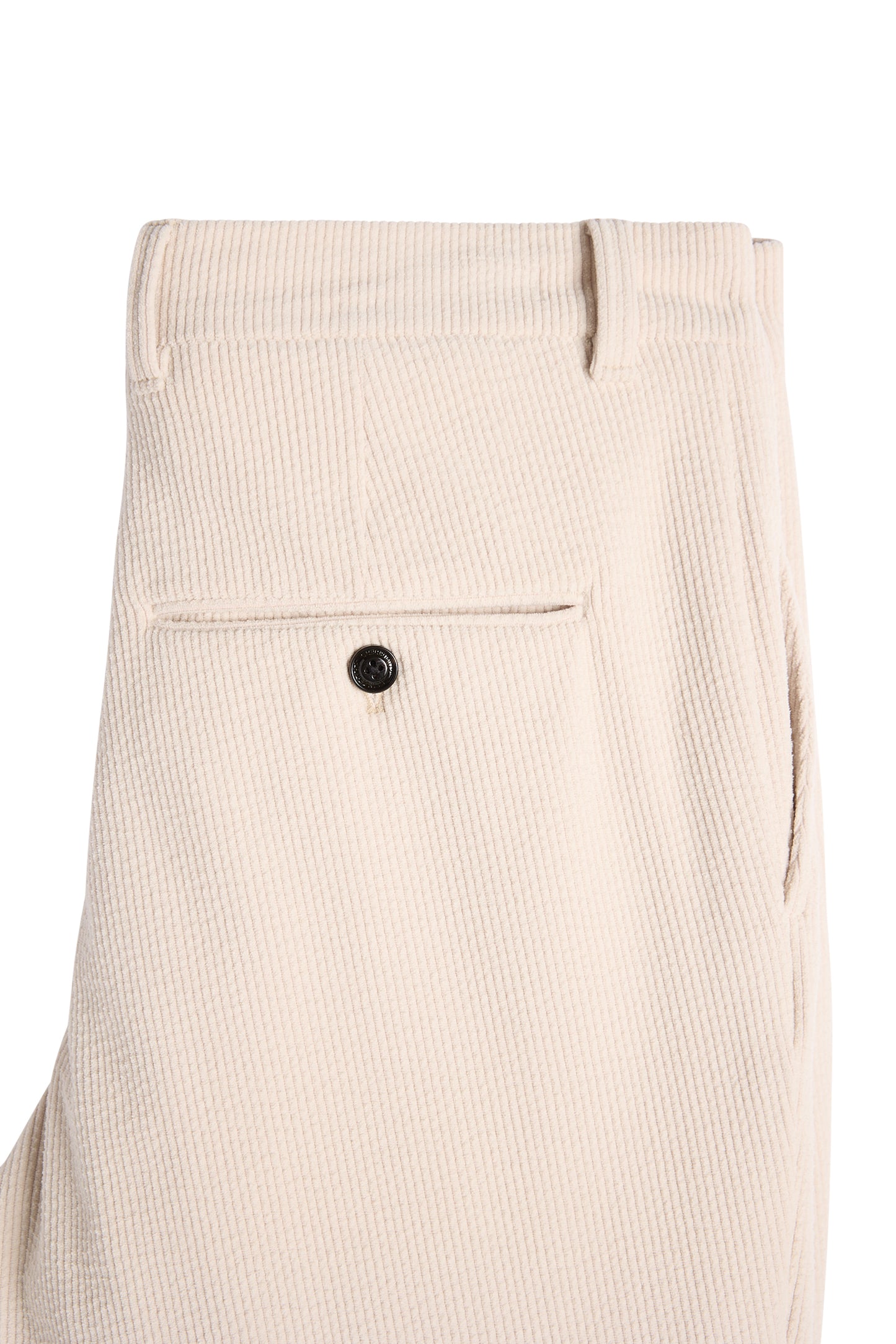 Närbild bakifrån: Logan Drape Cord Pants i off-white med ribbad manchesterstruktur och bakficka med knapp.