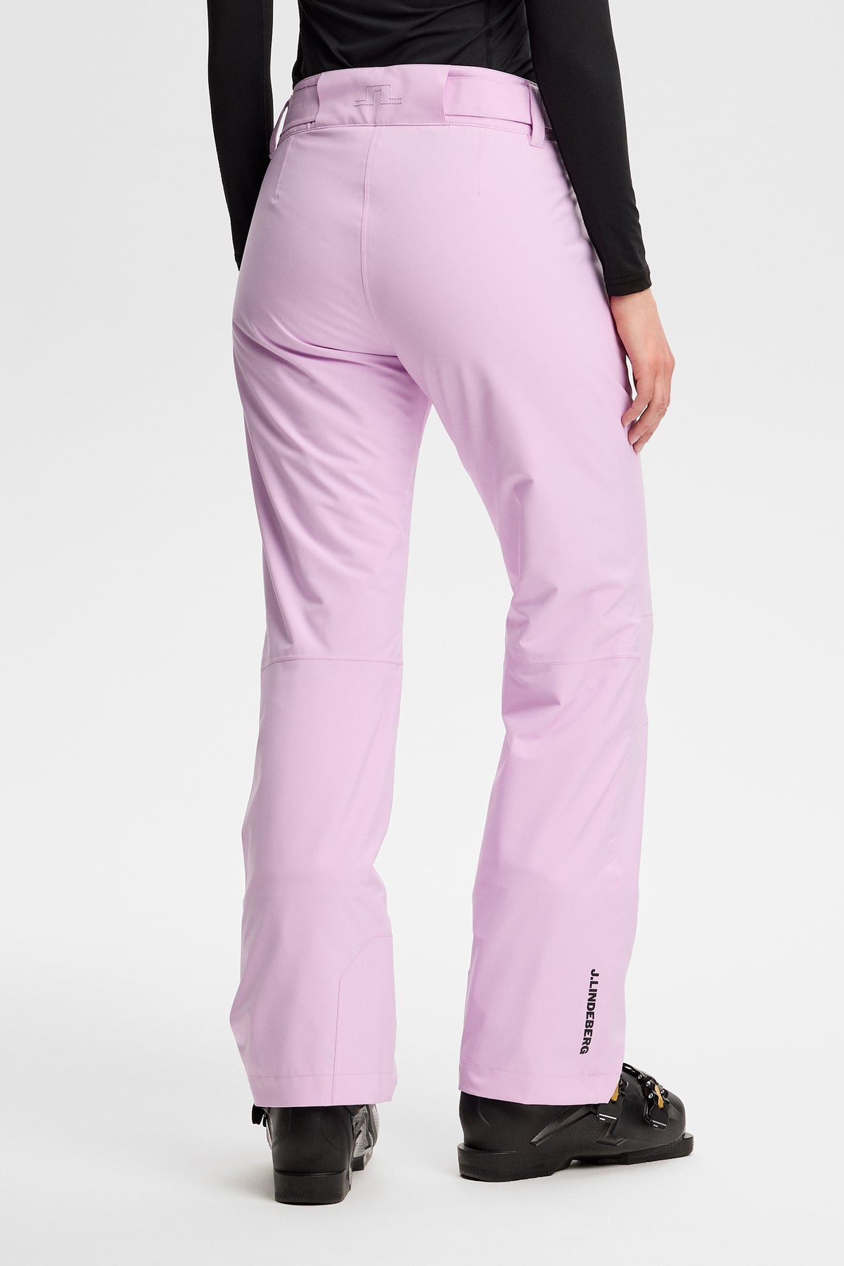 Rückansicht: Moeva Pant in Orchid Bouquet mit Bridge-Logo am Bund und J.LINDEBERG-Schriftzug am Bein.