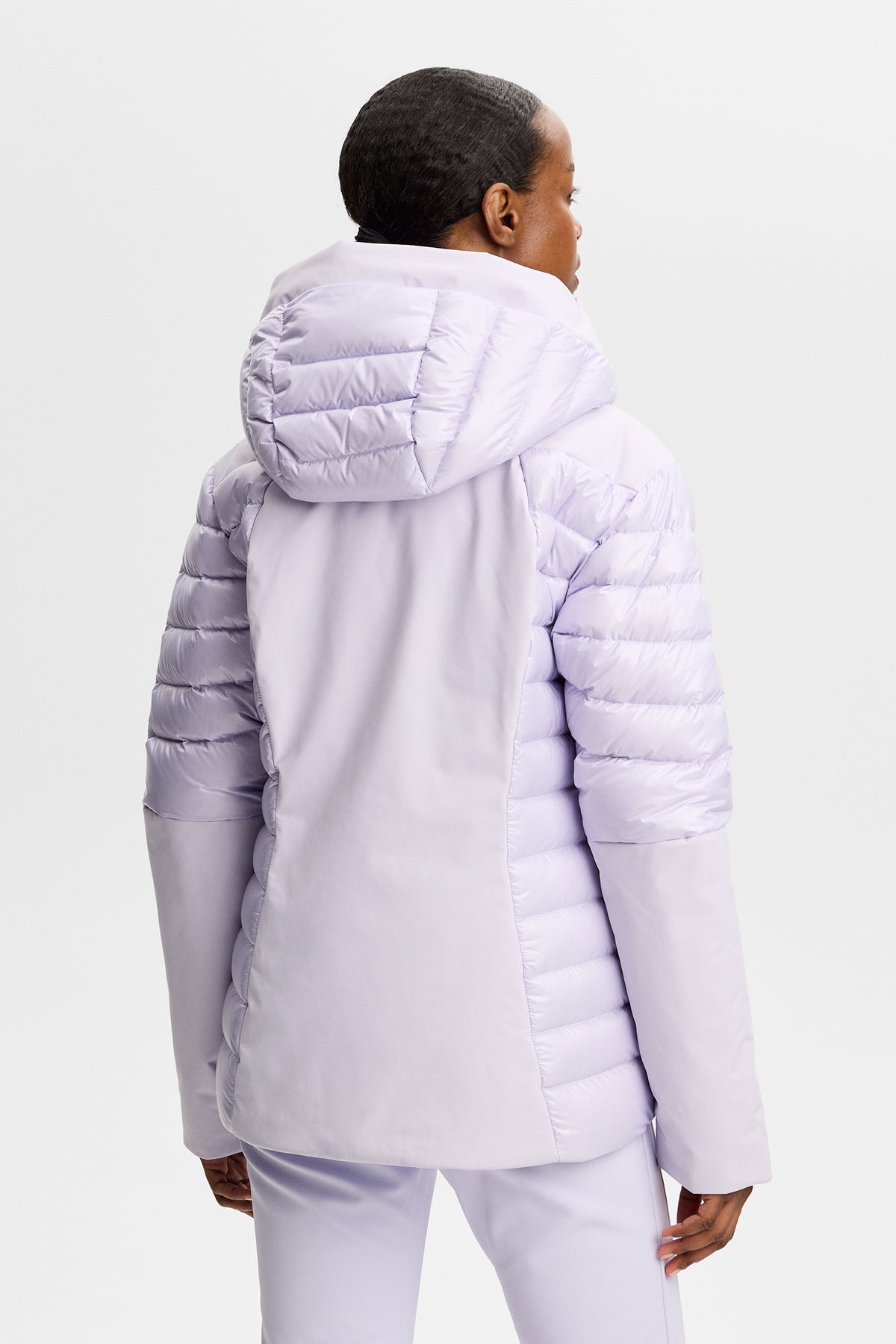 Bagfra: Maelle Down Jacket i Purple Heather med vatteret hætte, quiltede ærmer og glat rygpanel.