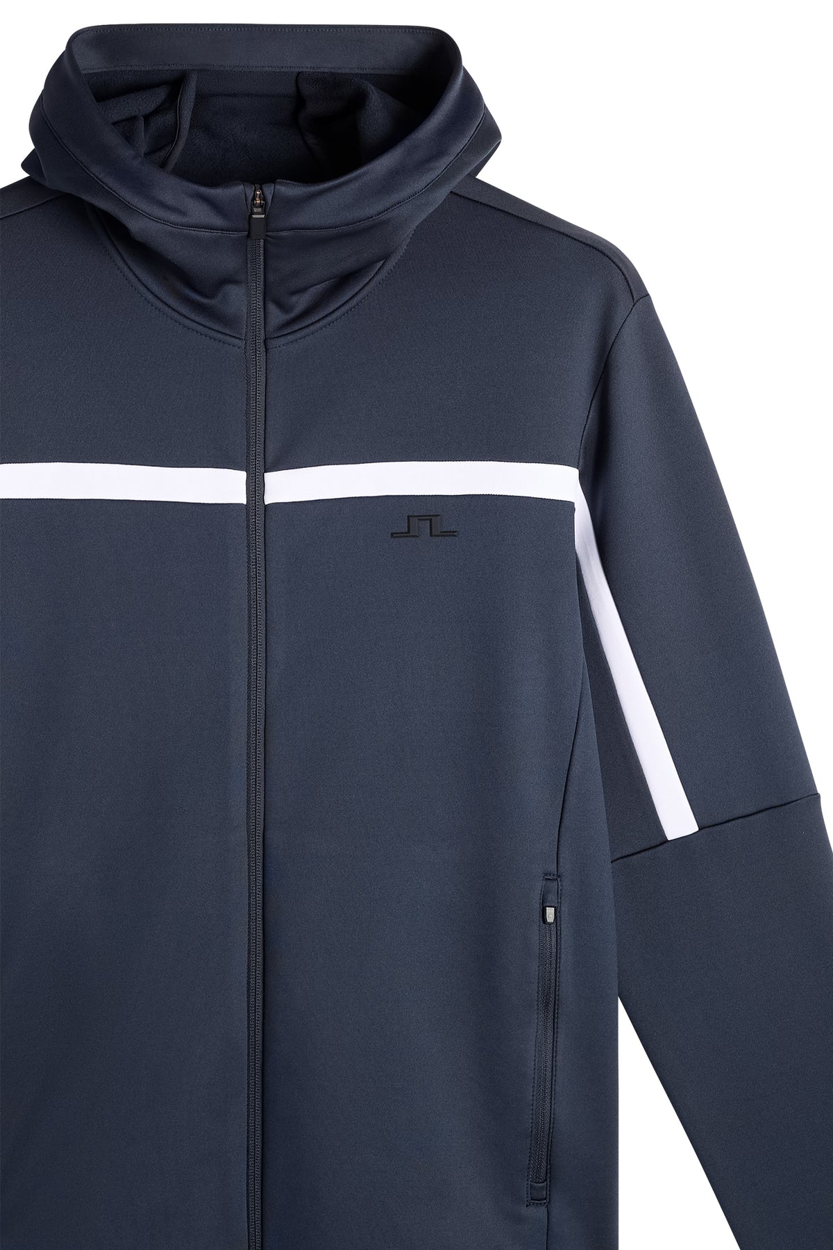 Nærbilde: Sharpe Full Zip Hood i JL Navy med hvit kontraststripe, hette og Bridge-logo på brystet.