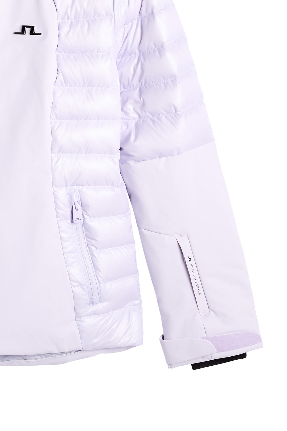 Nærbillede: Maelle Down Jacket i Purple Heather med quiltet panel, lynlåslomme og Bridge-logo på brystet.