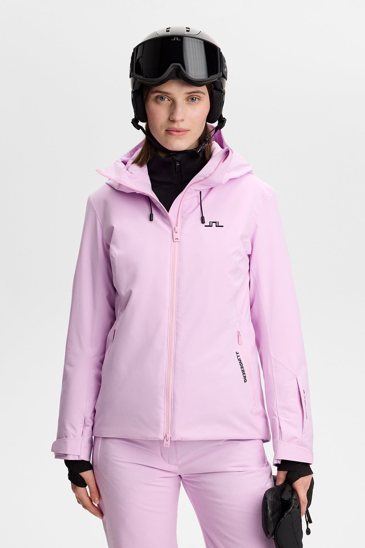 Forfra: Lilia Jacket i Orchid Bouquet med tovejslynlås, hætte og Bridge-logo på brystet.